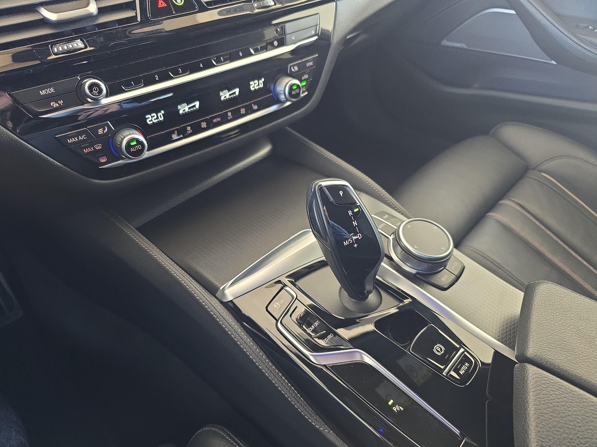 BMW 520d xDrive Touring-image-17