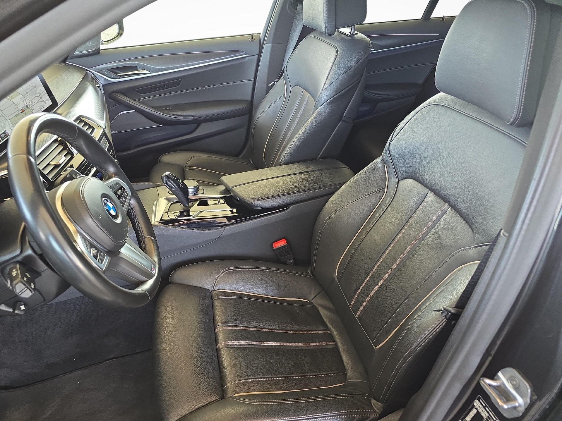 BMW 520d xDrive Touring-image-14