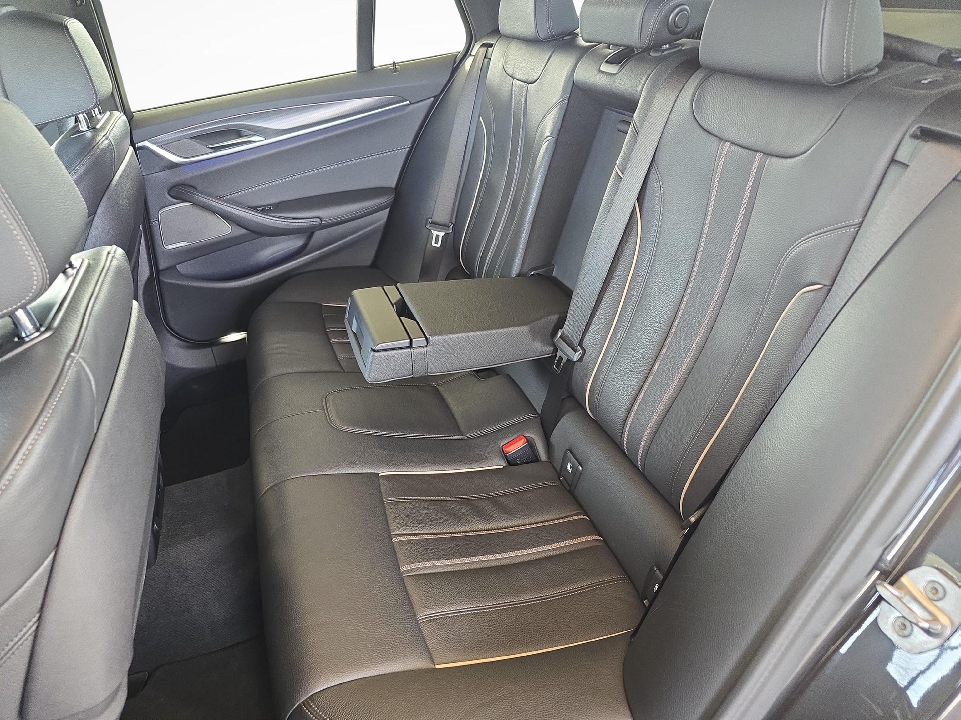 BMW 520d xDrive Touring-image-10