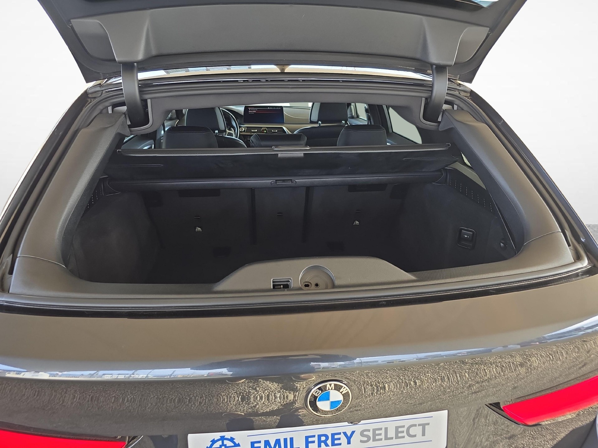 BMW 520d xDrive Touring-image-13