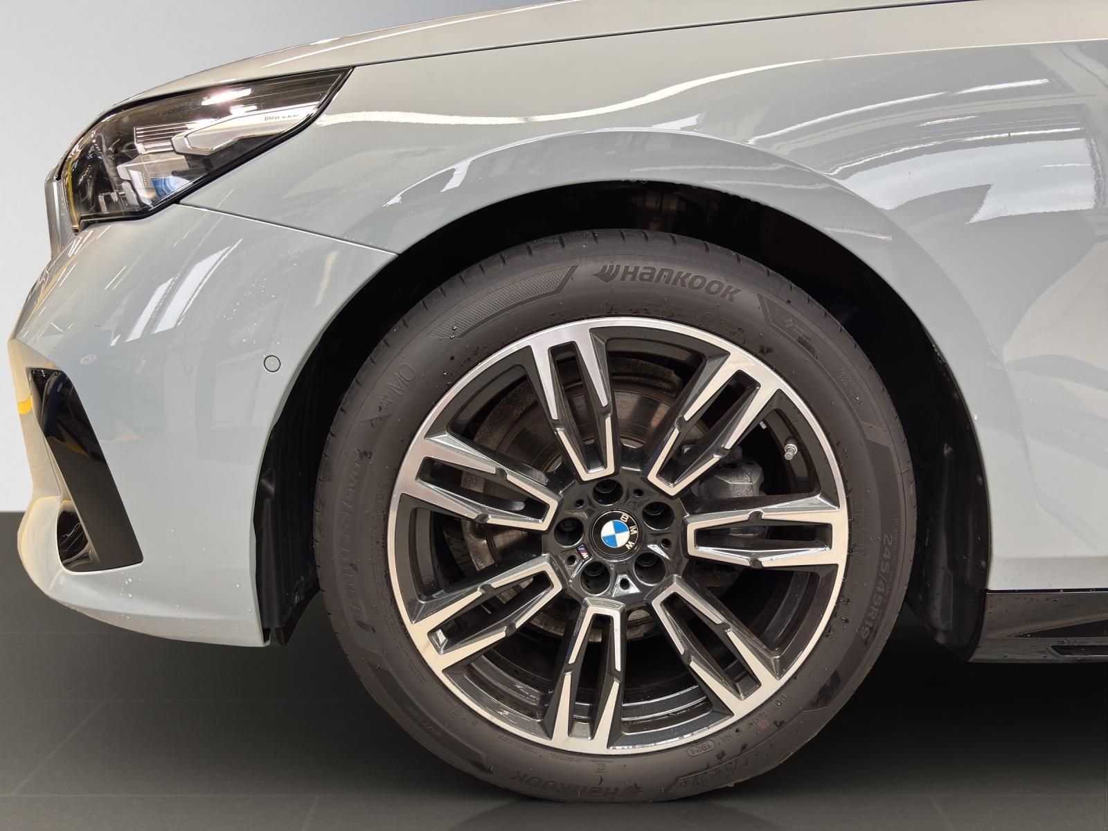 BMW 520d xDrive Touring-image-2