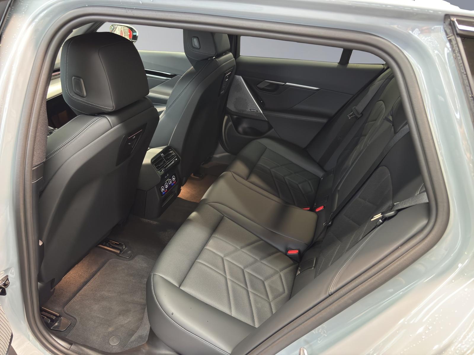 BMW 520d xDrive Touring-image-6