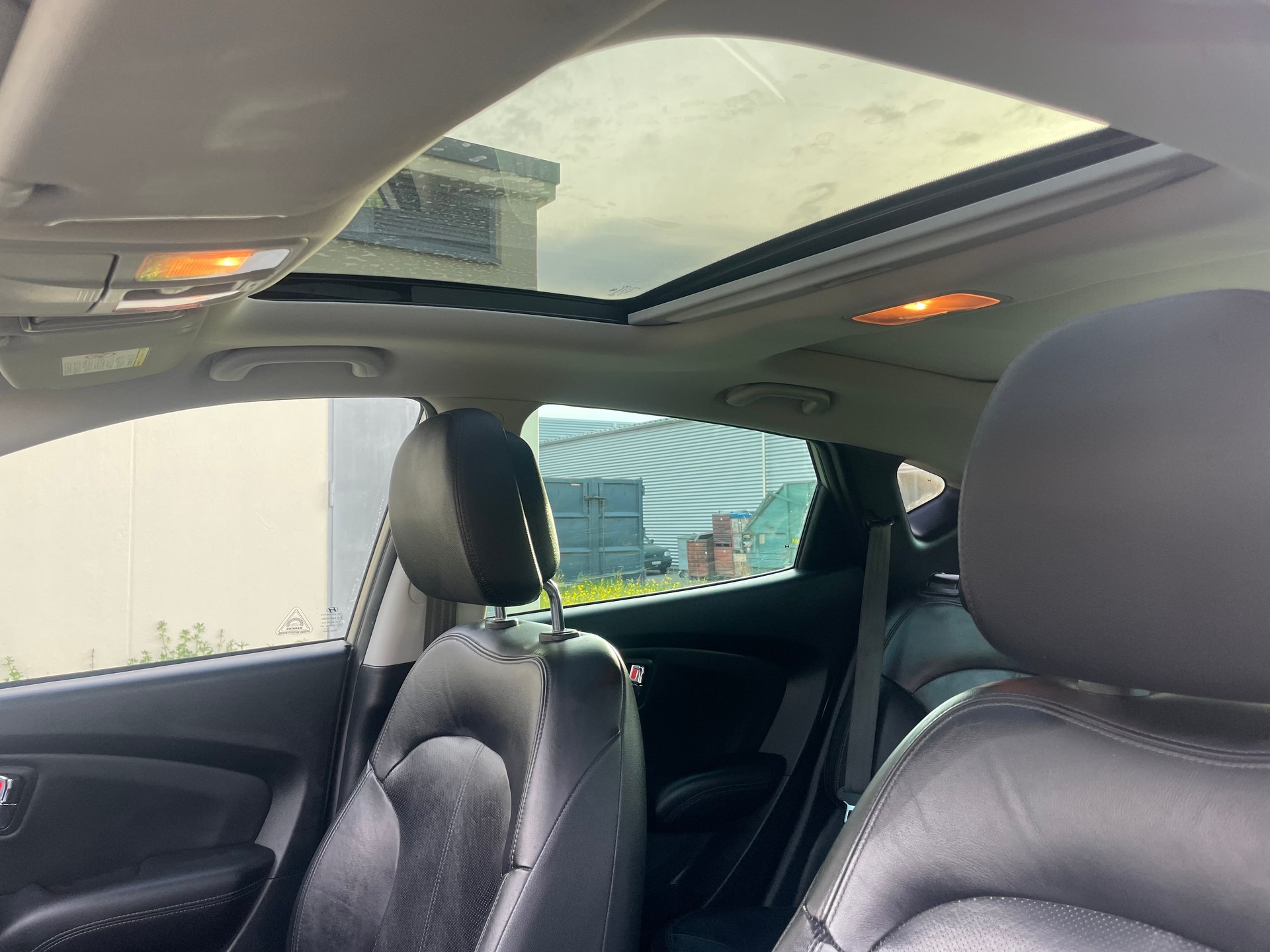 HYUNDAI iX 35 2.0 CRDi Premium 4WD Automatic-image-11
