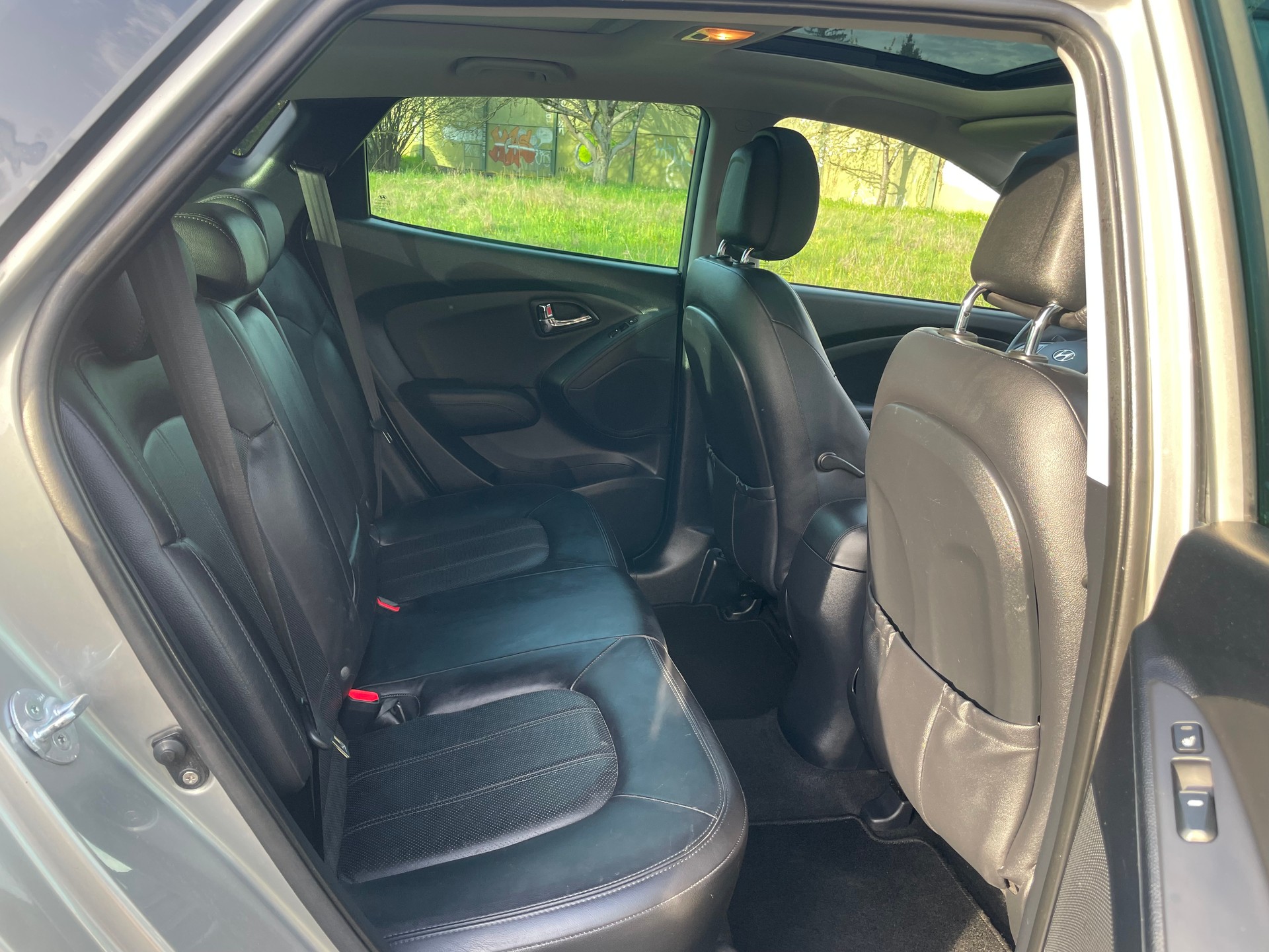 HYUNDAI iX 35 2.0 CRDi Premium 4WD Automatic-image-8