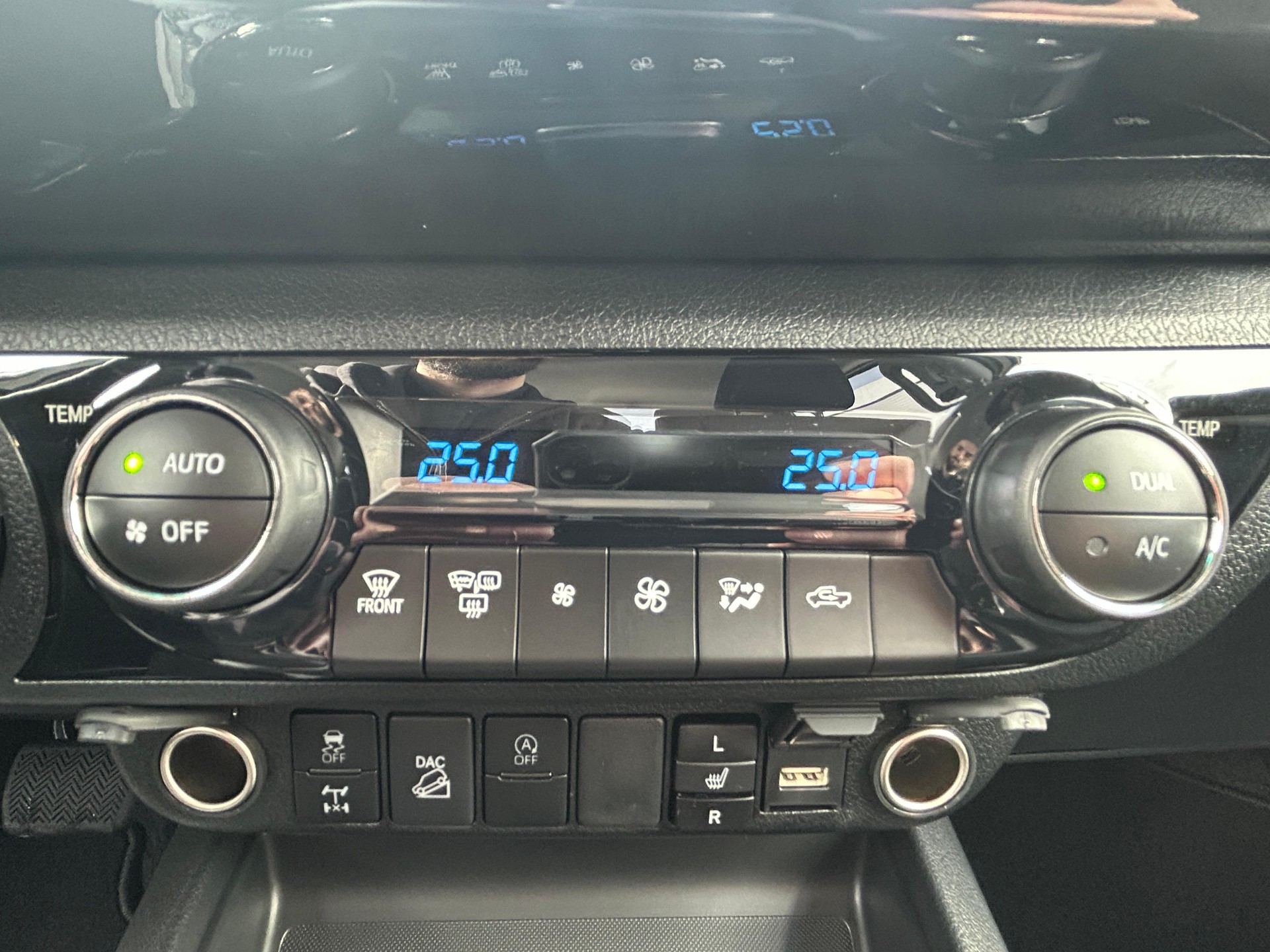 TOYOTA Hilux Double Cab.-Pick-up 2.4 D-4D 150 Style-image-10