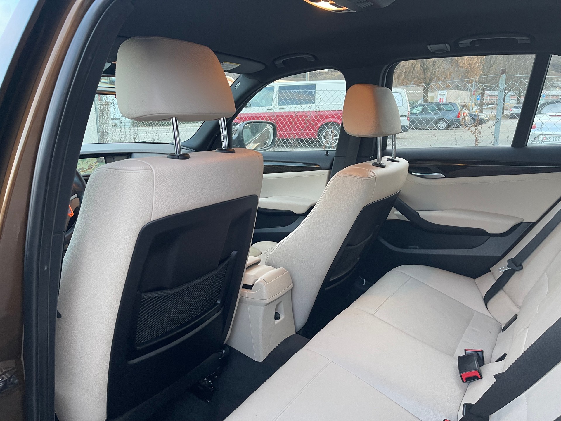 BMW X1 xDrive 20i-image-15