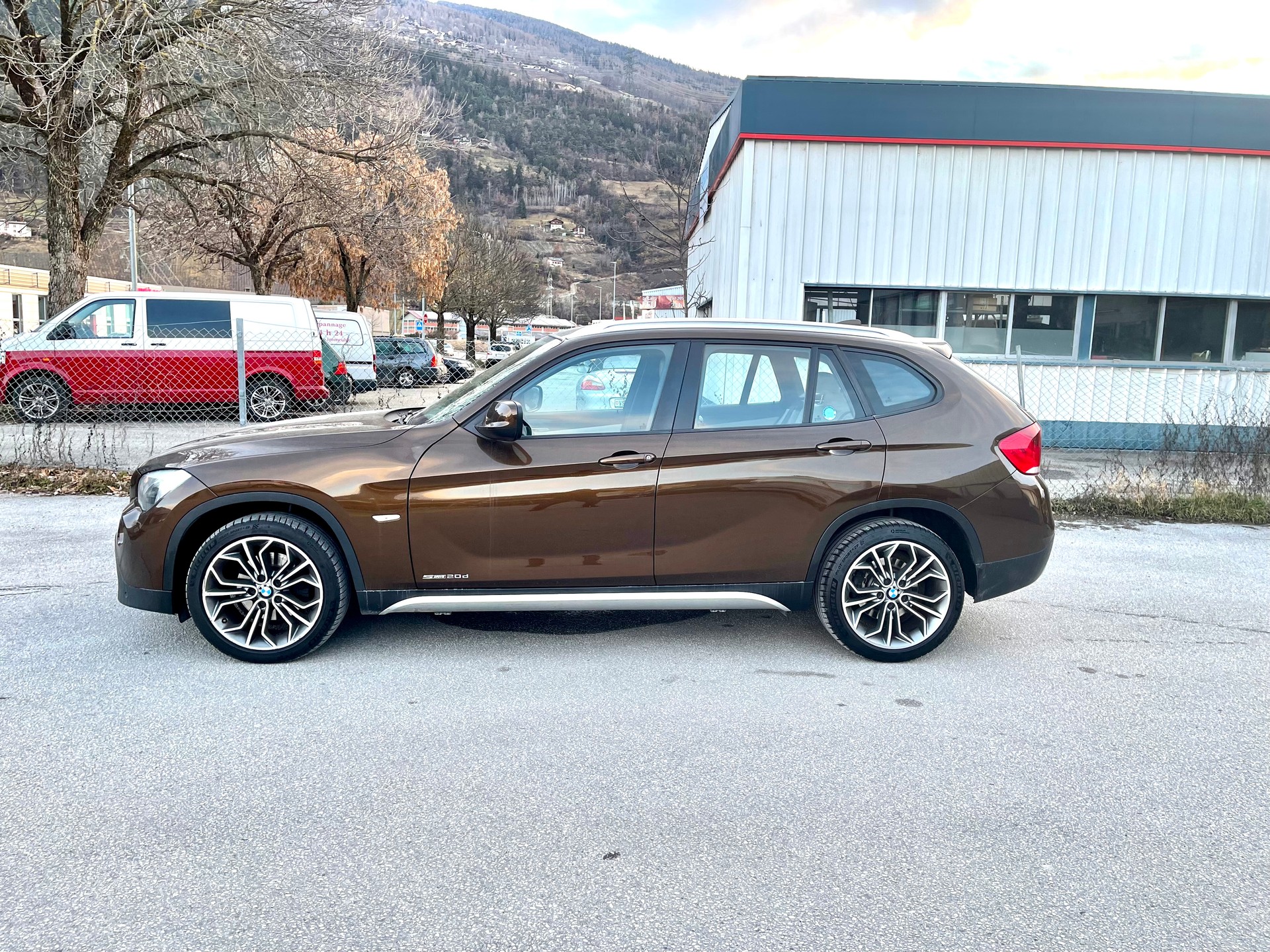 BMW X1 xDrive 20i-image-10