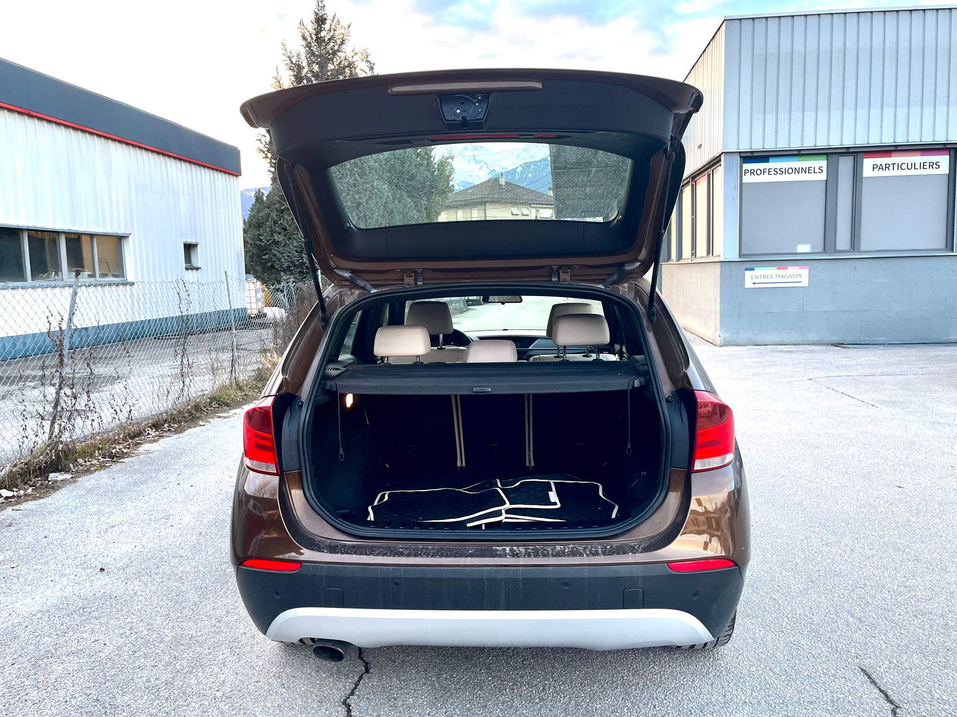 BMW X1 xDrive 20i-image-12