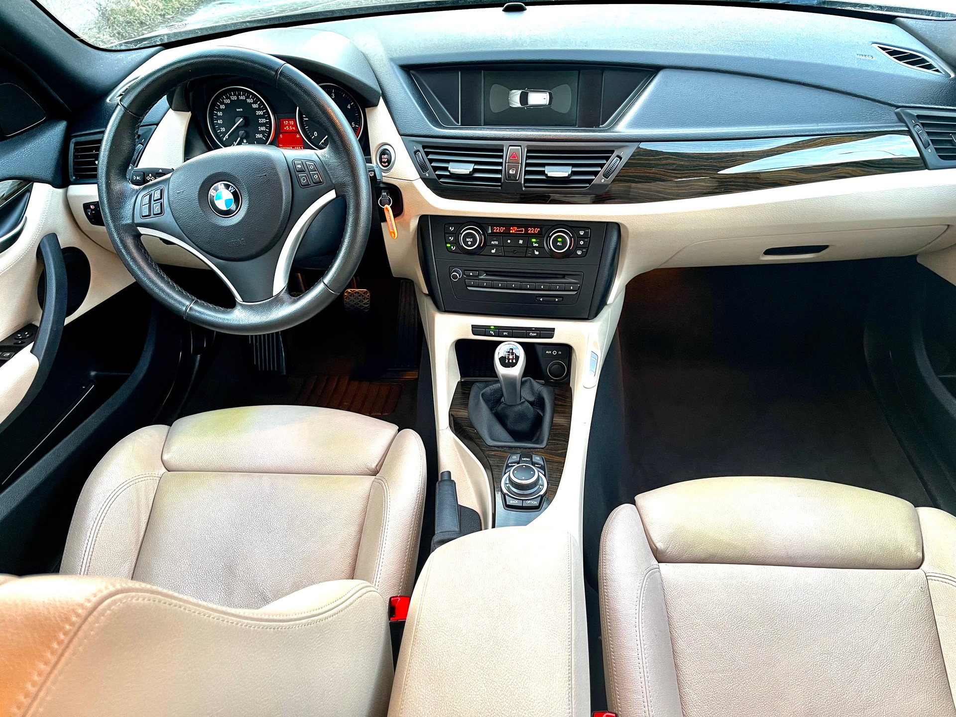 BMW X1 xDrive 20i-image-1