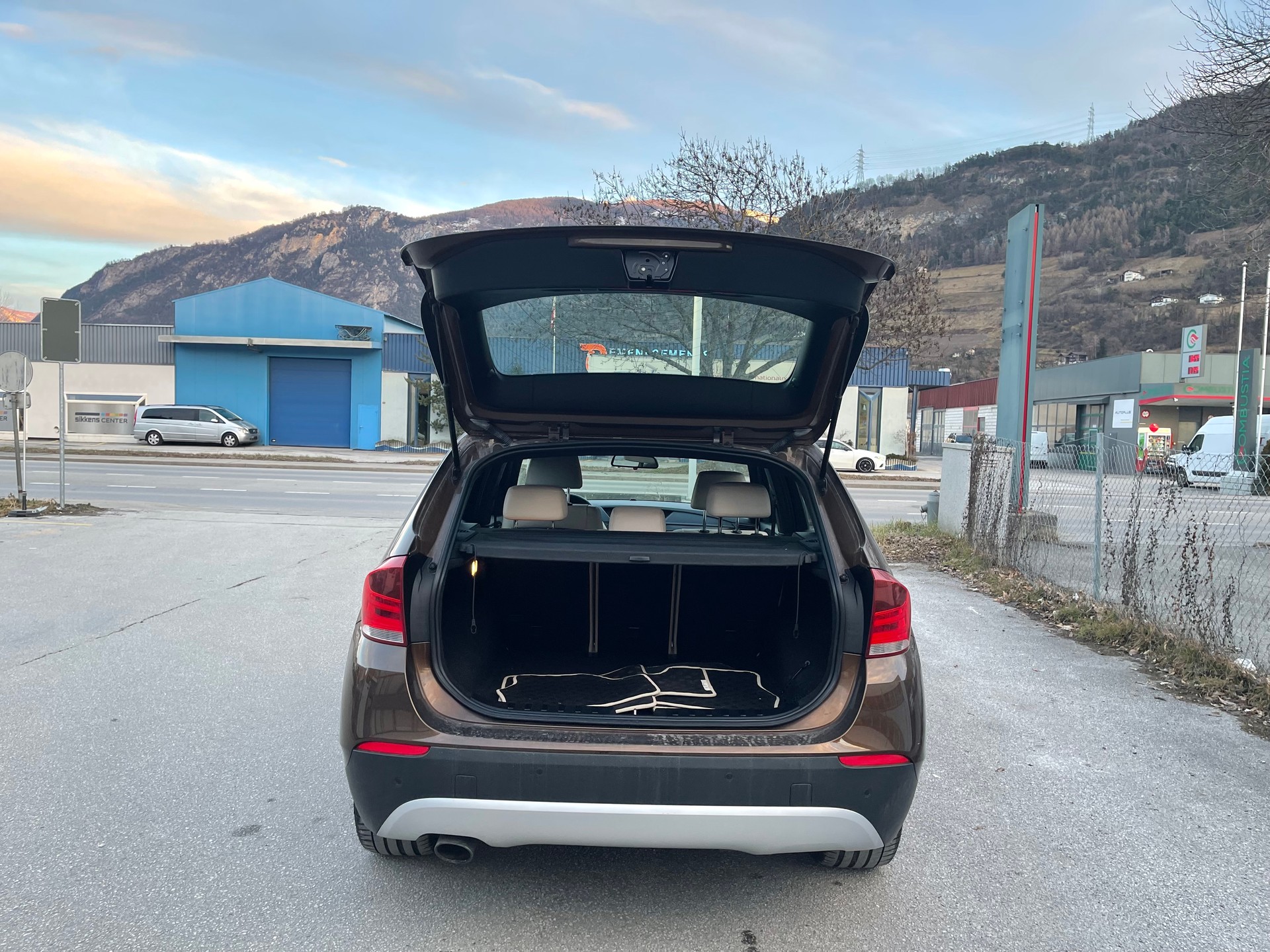 BMW X1 xDrive 20i-image-6