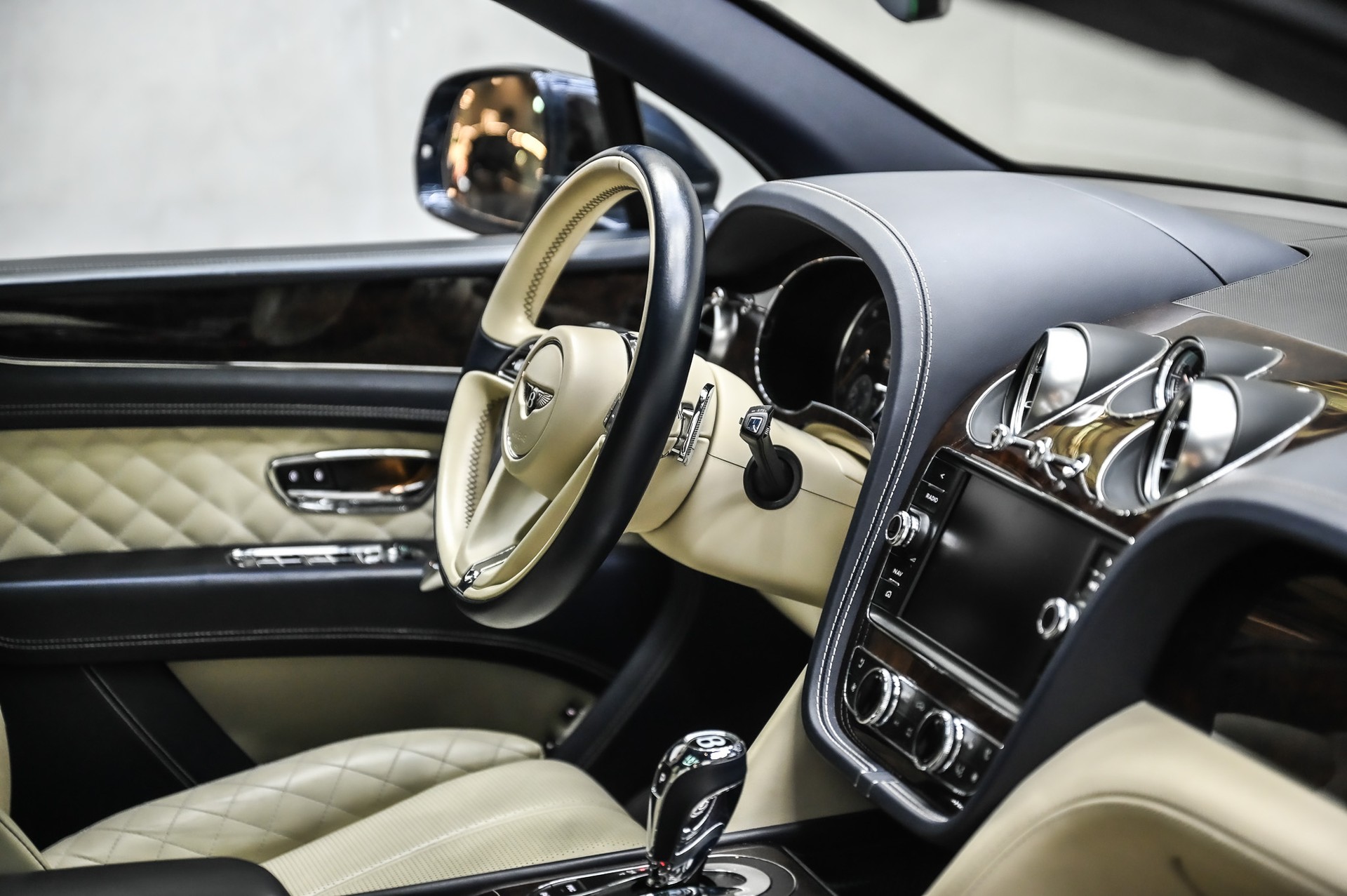 BENTLEY Bentayga 6.0 W12-image-23