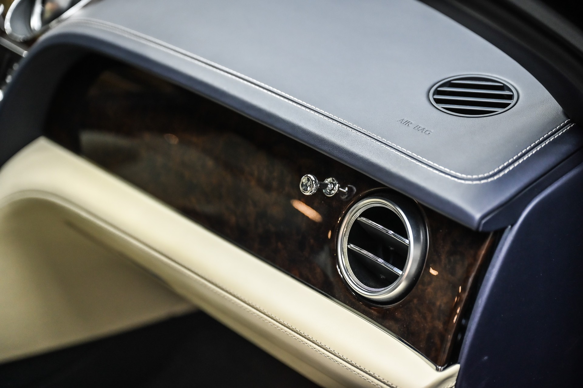 BENTLEY Bentayga 6.0 W12-image-29