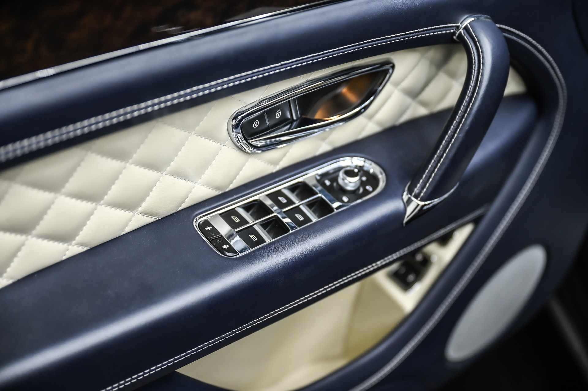 BENTLEY Bentayga 6.0 W12-image-27
