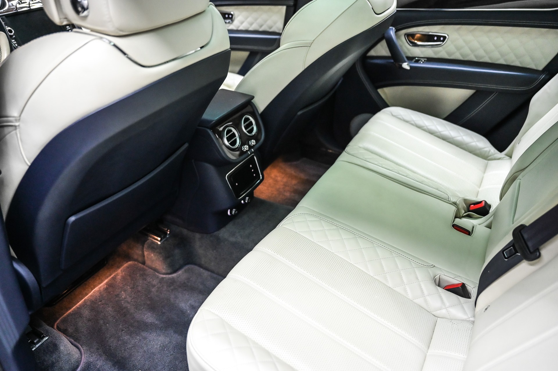 BENTLEY Bentayga 6.0 W12-image-17