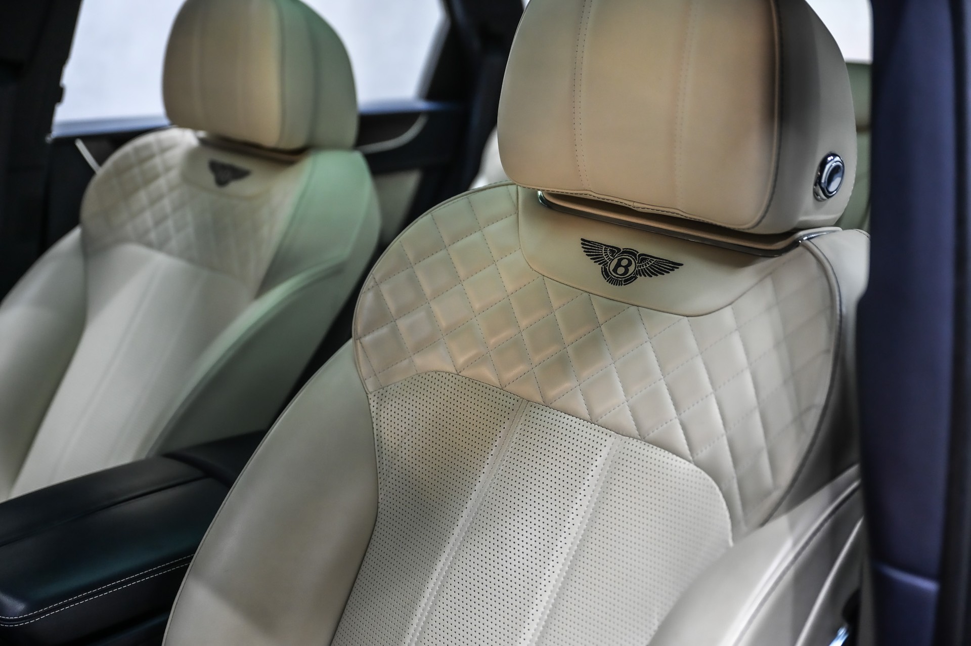 BENTLEY Bentayga 6.0 W12-image-15
