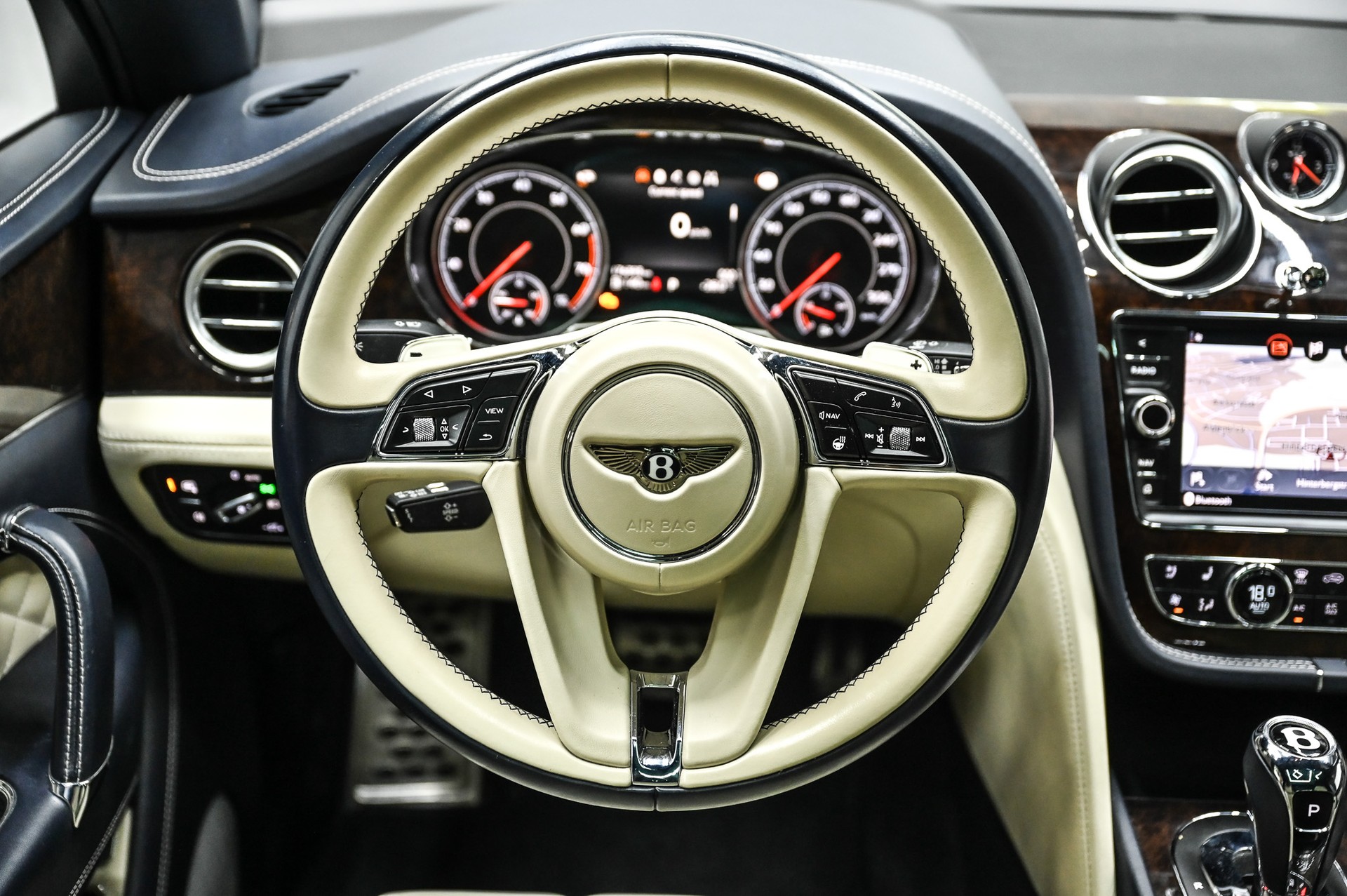 BENTLEY Bentayga 6.0 W12-image-18