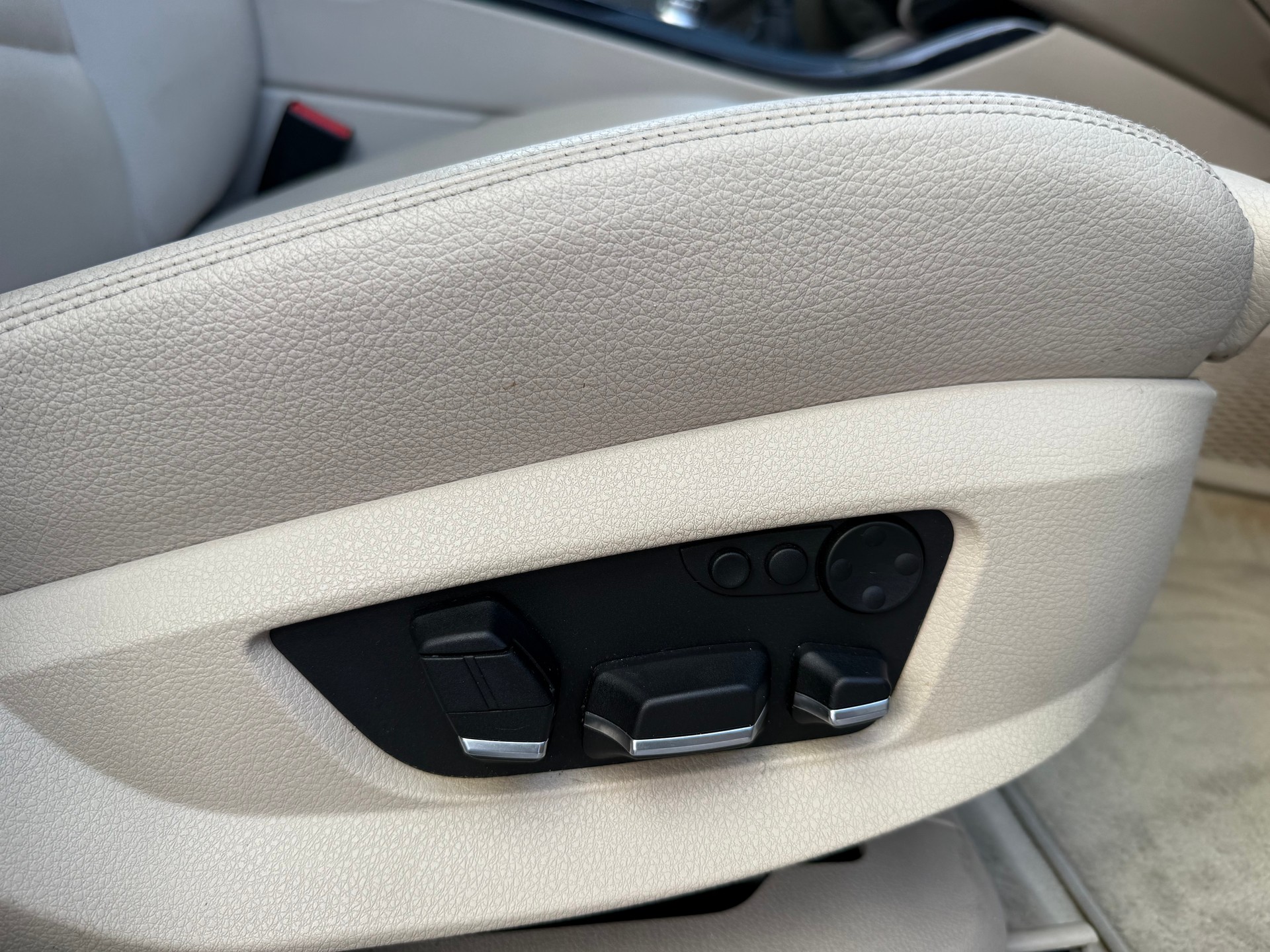 BMW 523i Touring Schaltgetriebe / Frisch ab MFK / 1.Hand / Servicegepflegt bei BMW / Rückfahrkamera / Keyless Go / Navi-image-10