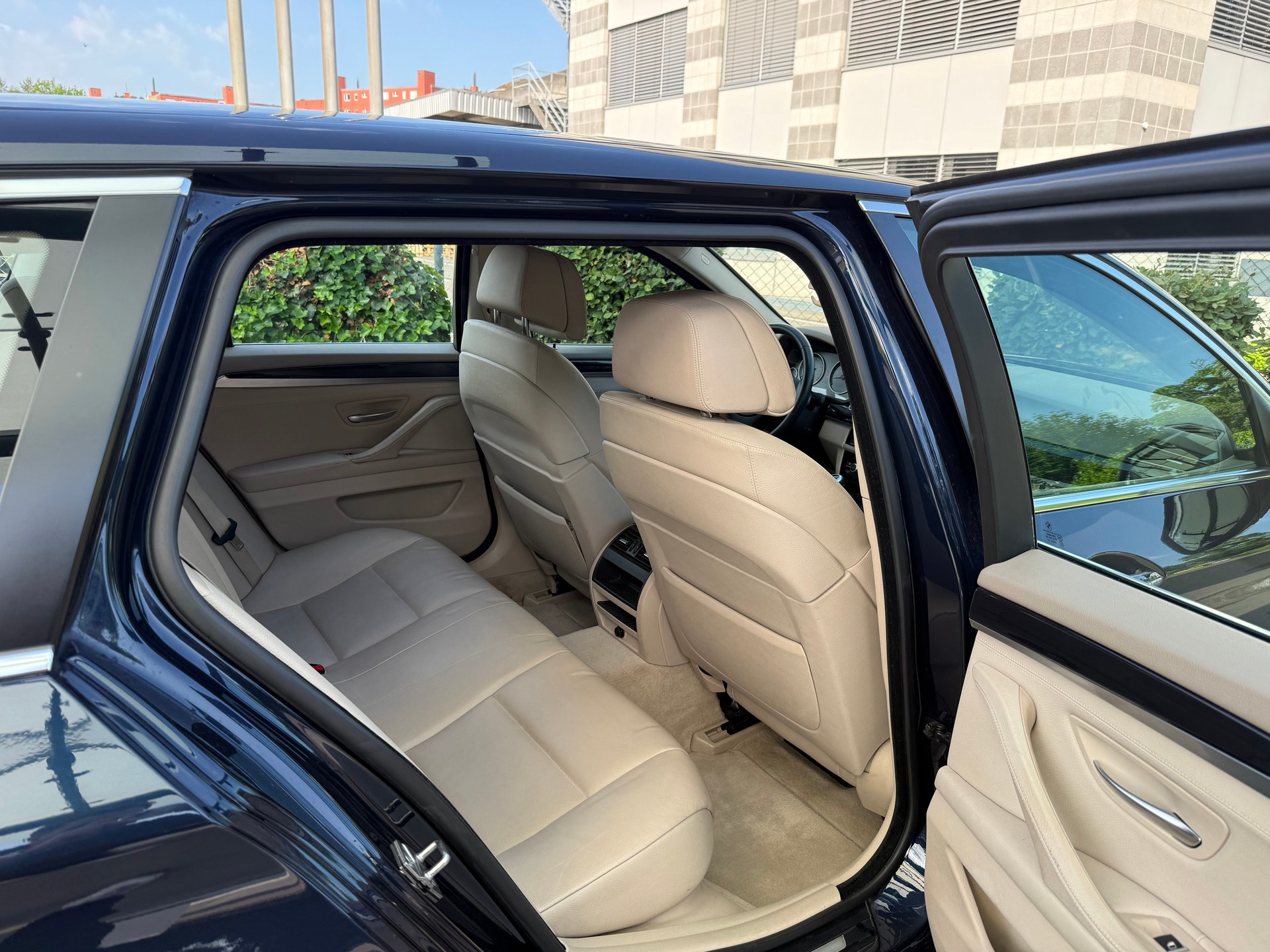 BMW 523i Touring Schaltgetriebe / Frisch ab MFK / 1.Hand / Servicegepflegt bei BMW / Rückfahrkamera / Keyless Go / Navi-image-12
