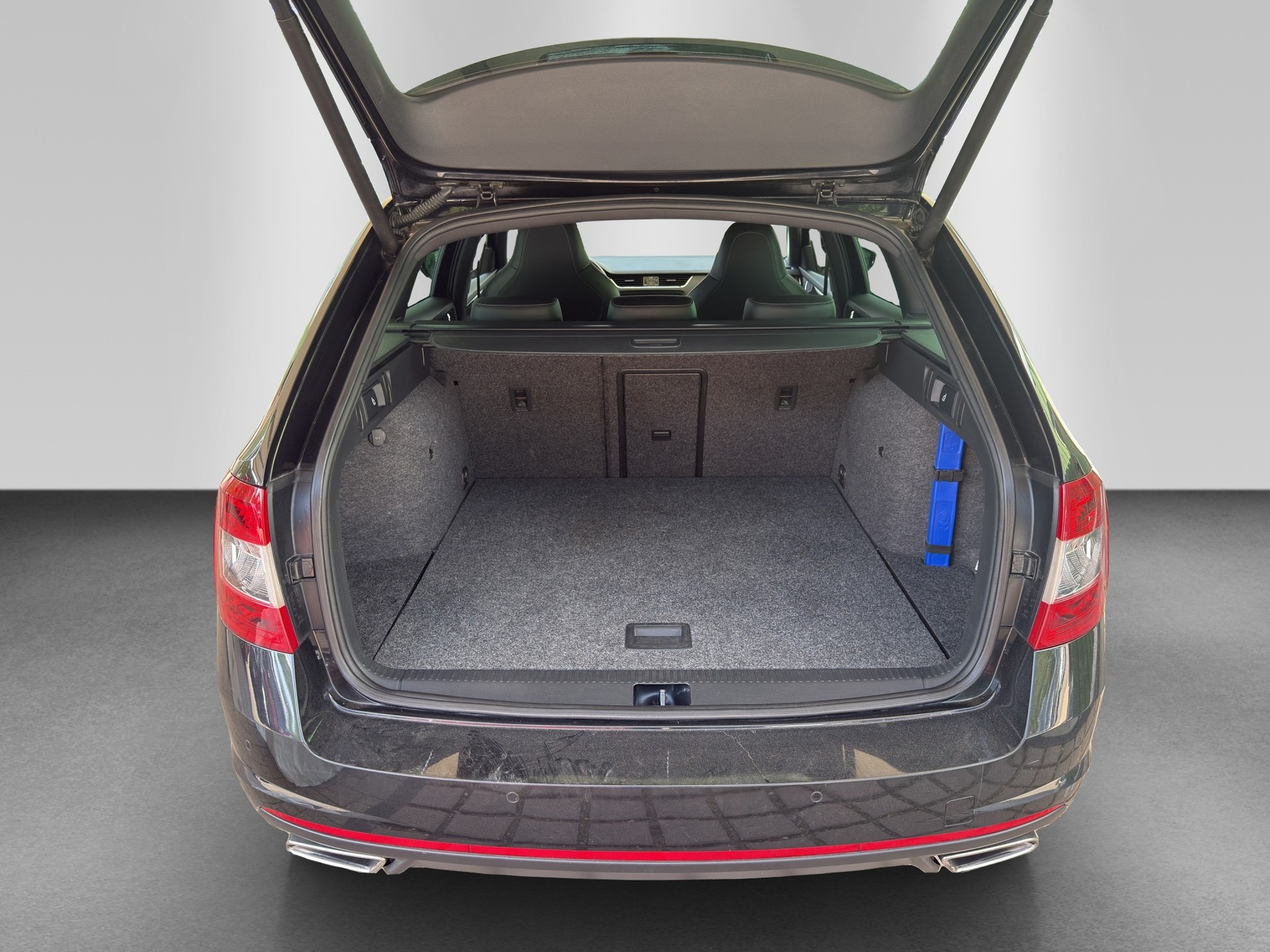 SKODA Octavia Combi 2.0 TSI RS-image-15