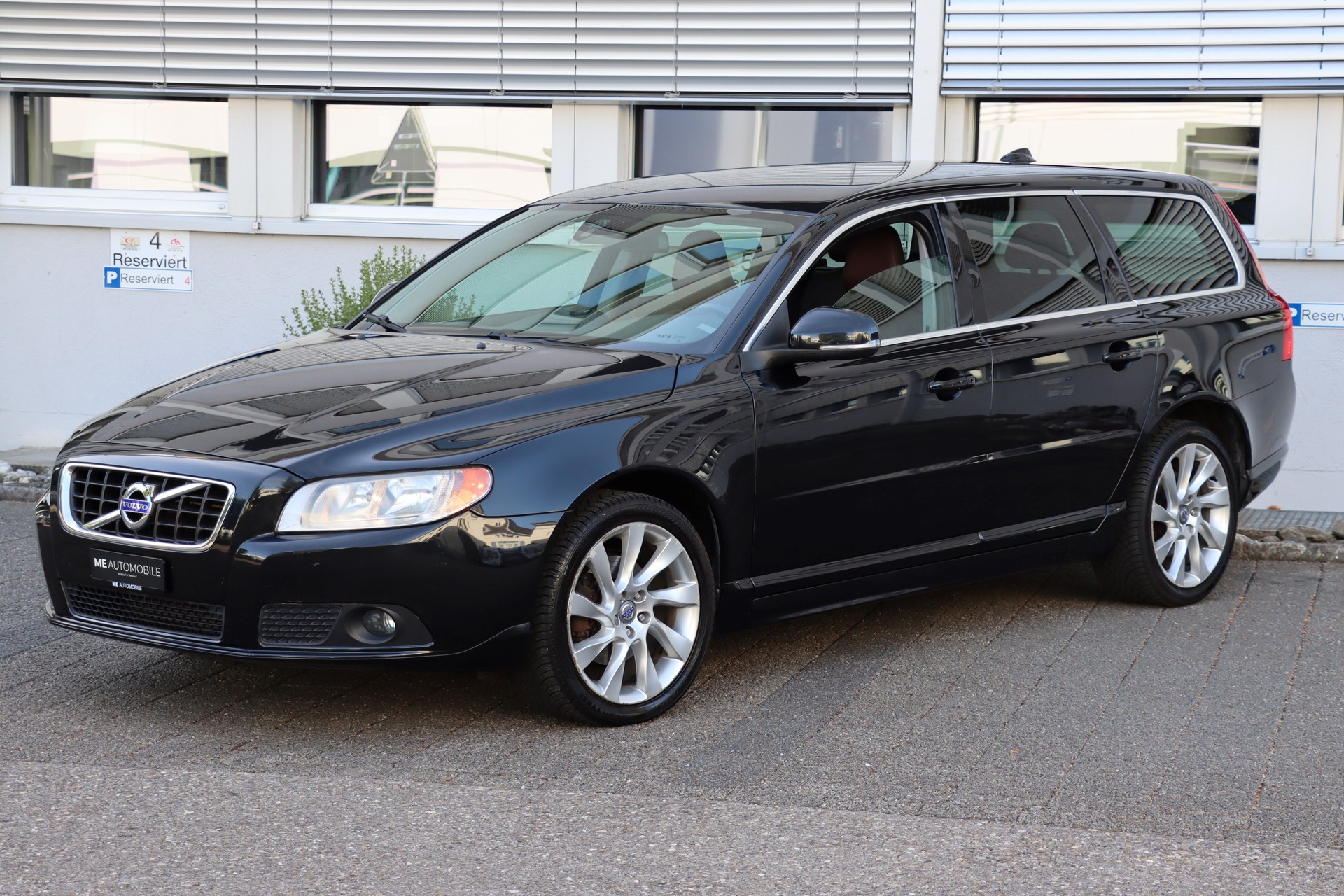 VOLVO V70 T5 Momentum Powershift-image-0