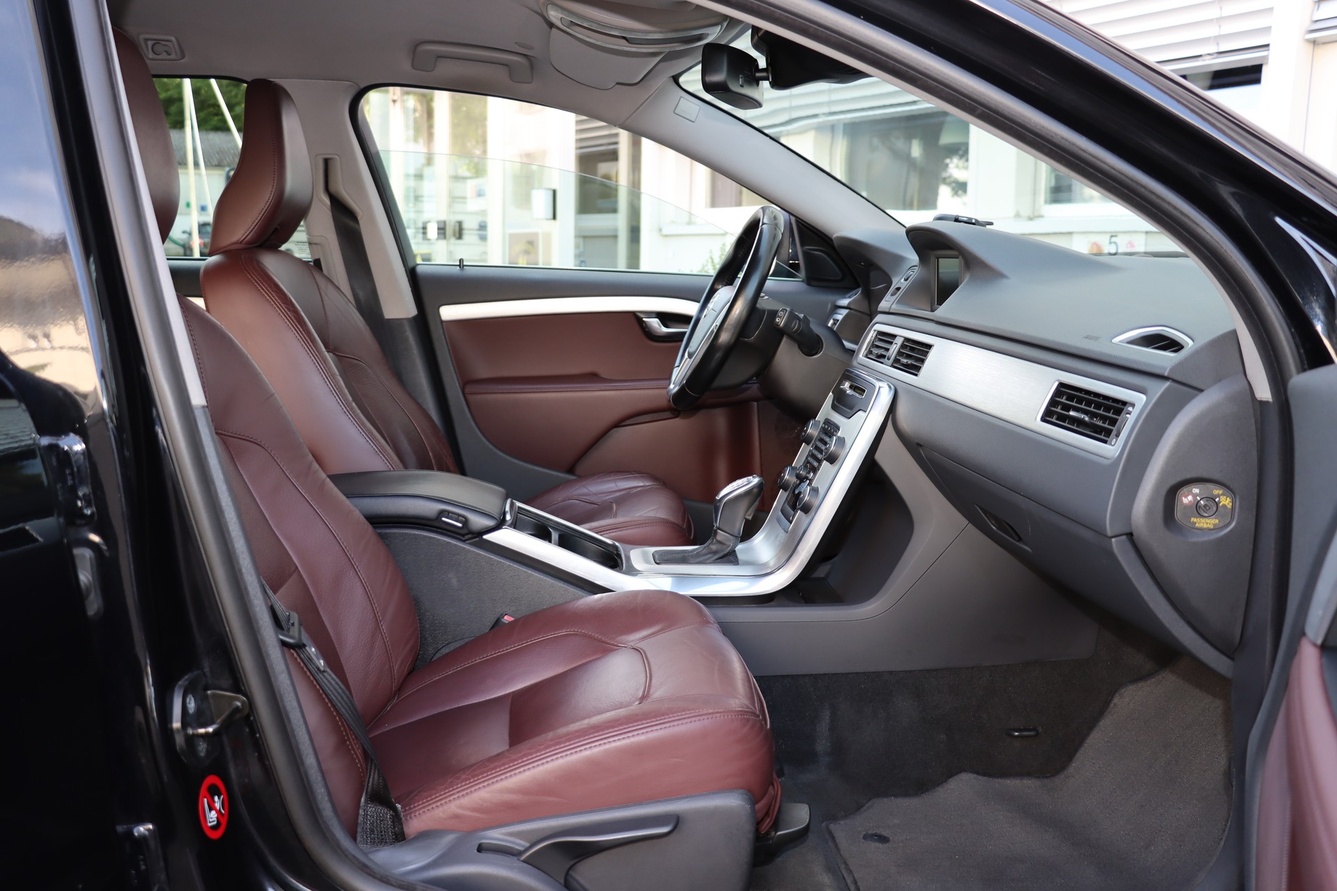 VOLVO V70 T5 Momentum Powershift-image-5