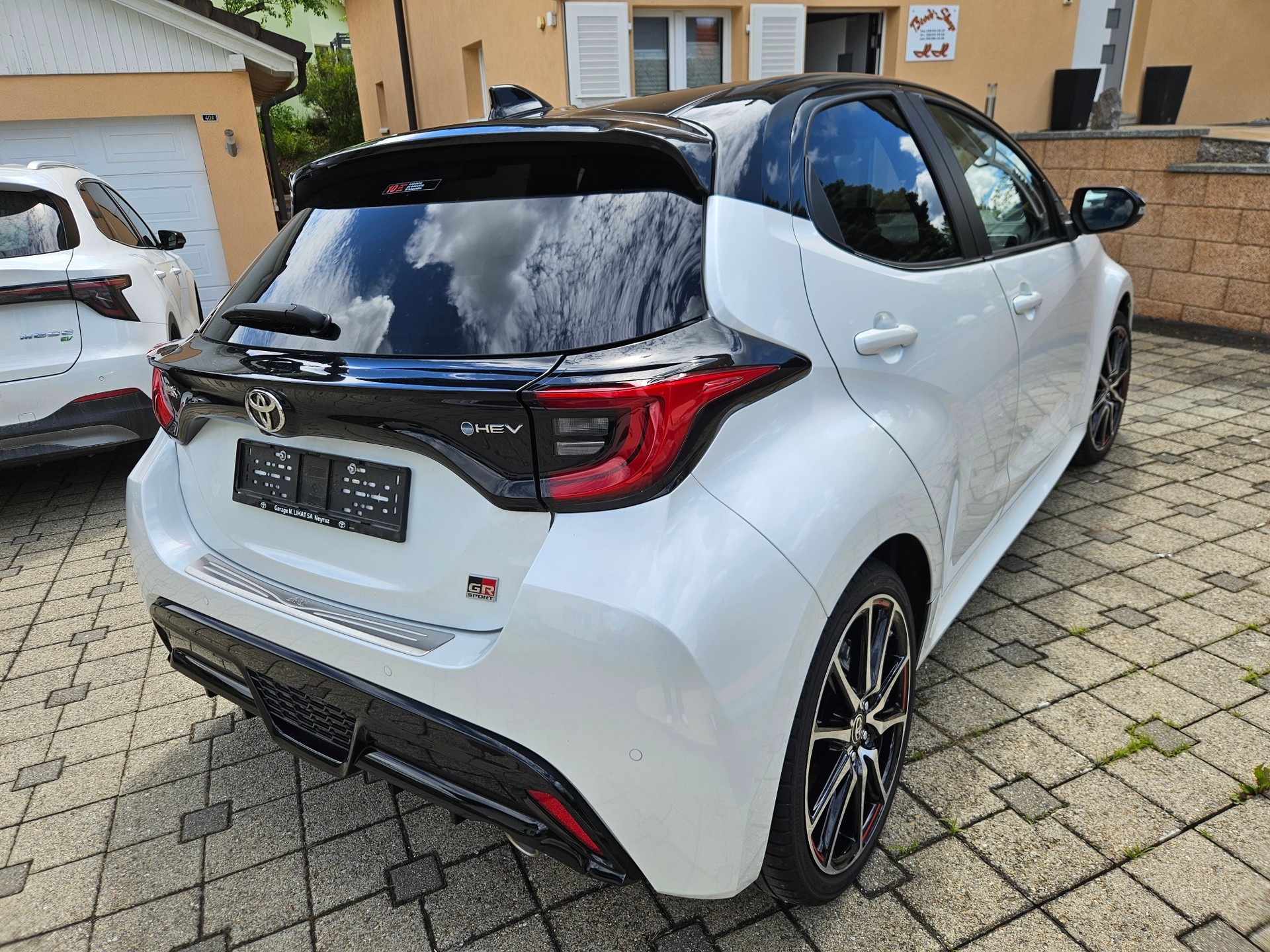 TOYOTA 1.5 GR Sport e-CVT-image-1