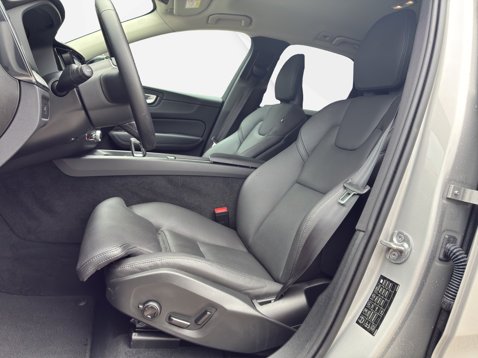 VOLVO XC60 2.0 B5 MH Plus Dark AWD-image-9