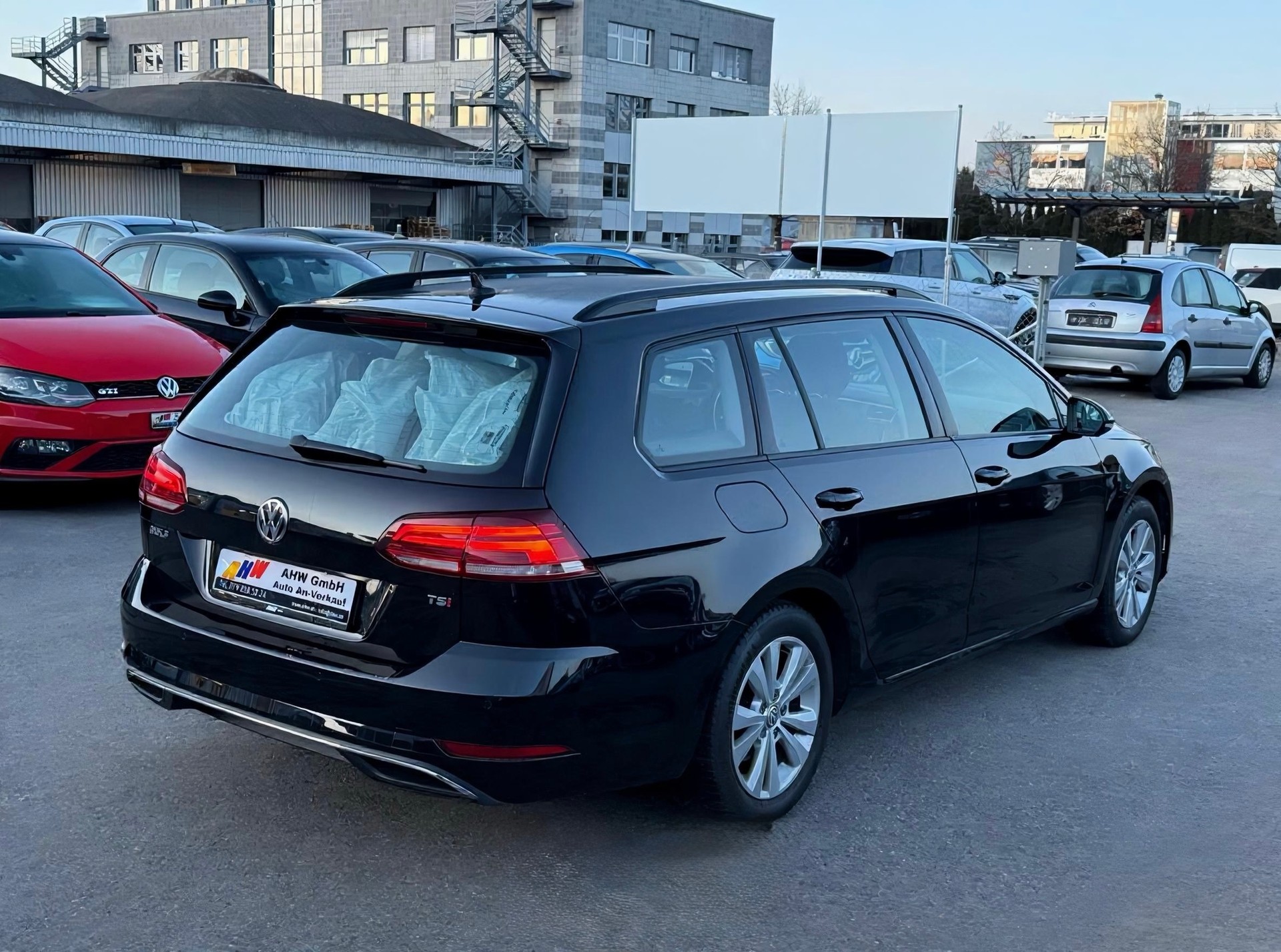 VW Golf Variant 1.4 TSI Comfortline DSG / Ab MFK / Servicegepflegt bei VW / 8-fach bereift / Navi / Sitzheizung / Facelift-image-3