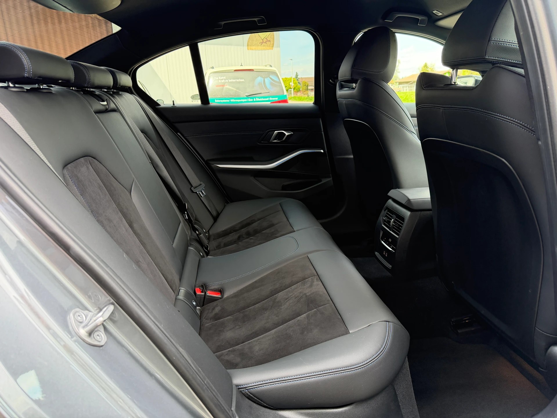 BMW 320d xDrive 48V Steptronic M Sport-image-17