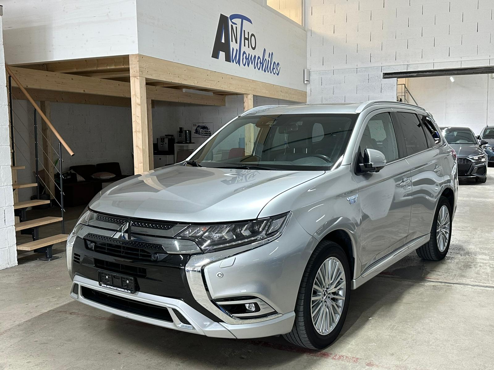 MITSUBISHI Outlander 2.4 PHEV Diamond 4WD Automatic-image-0