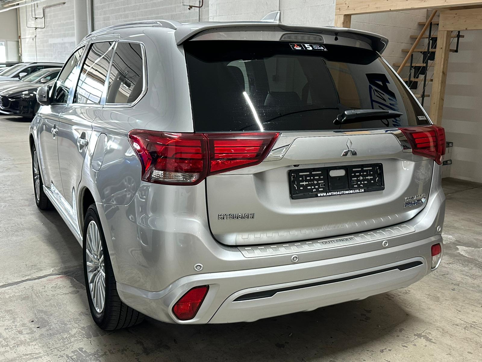 MITSUBISHI Outlander 2.4 PHEV Diamond 4WD Automatic-image-3