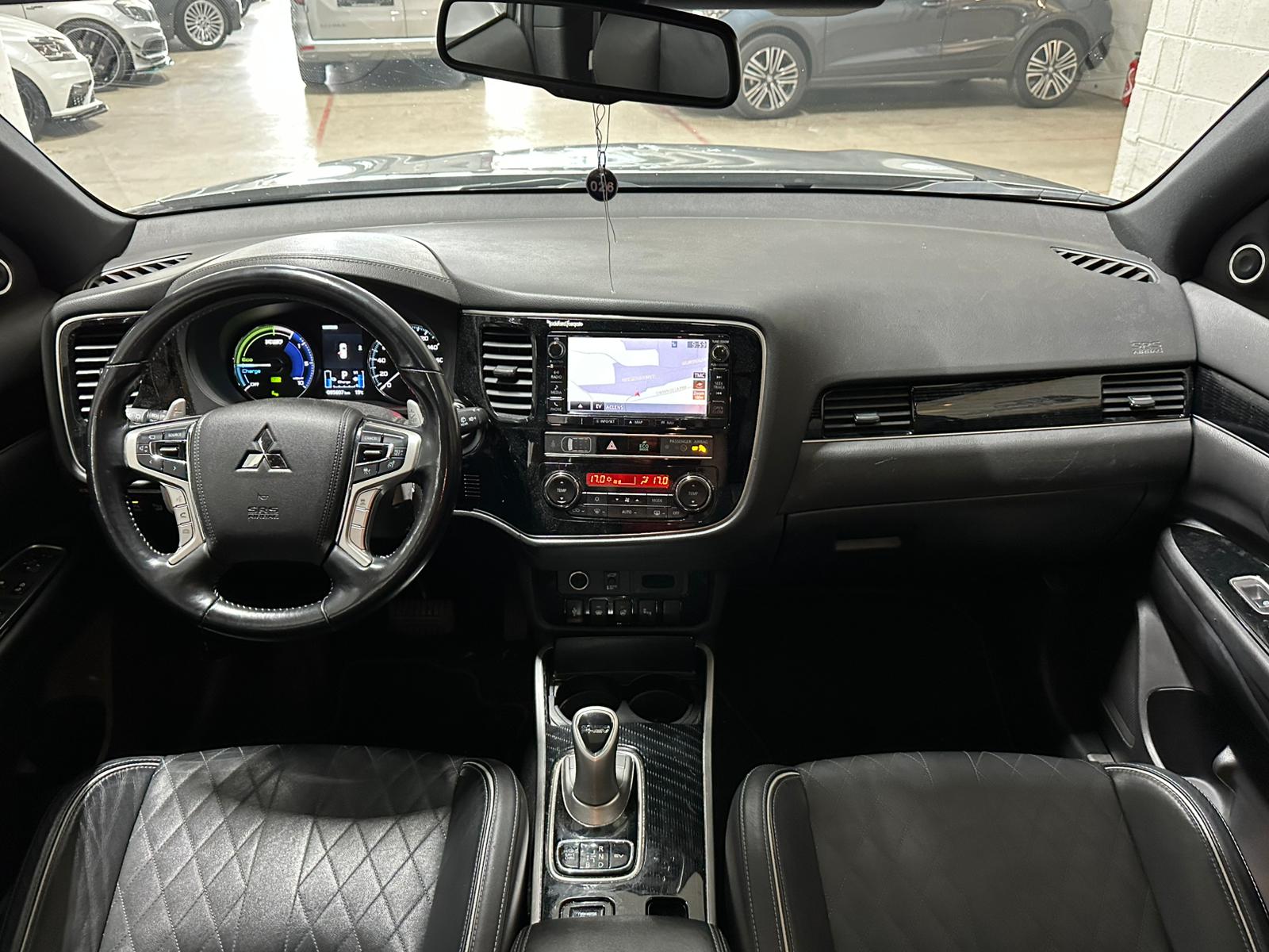 MITSUBISHI Outlander 2.4 PHEV Diamond 4WD Automatic-image-8