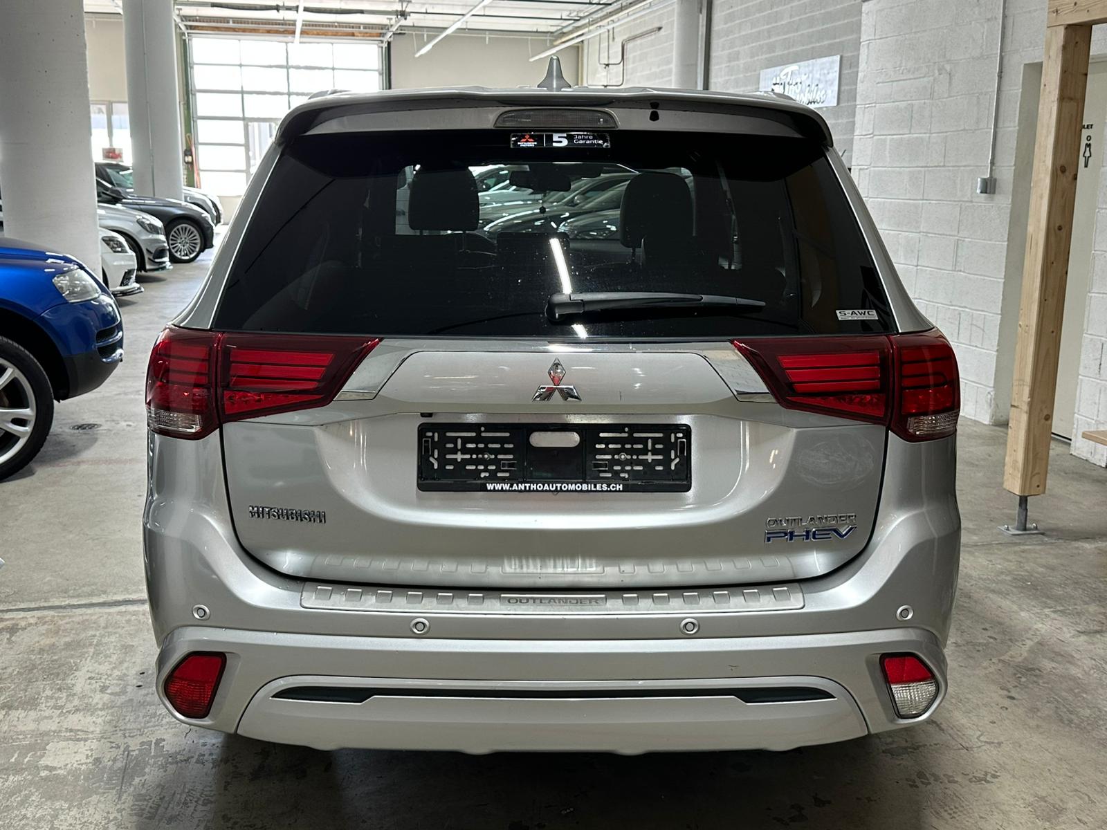 MITSUBISHI Outlander 2.4 PHEV Diamond 4WD Automatic-image-4