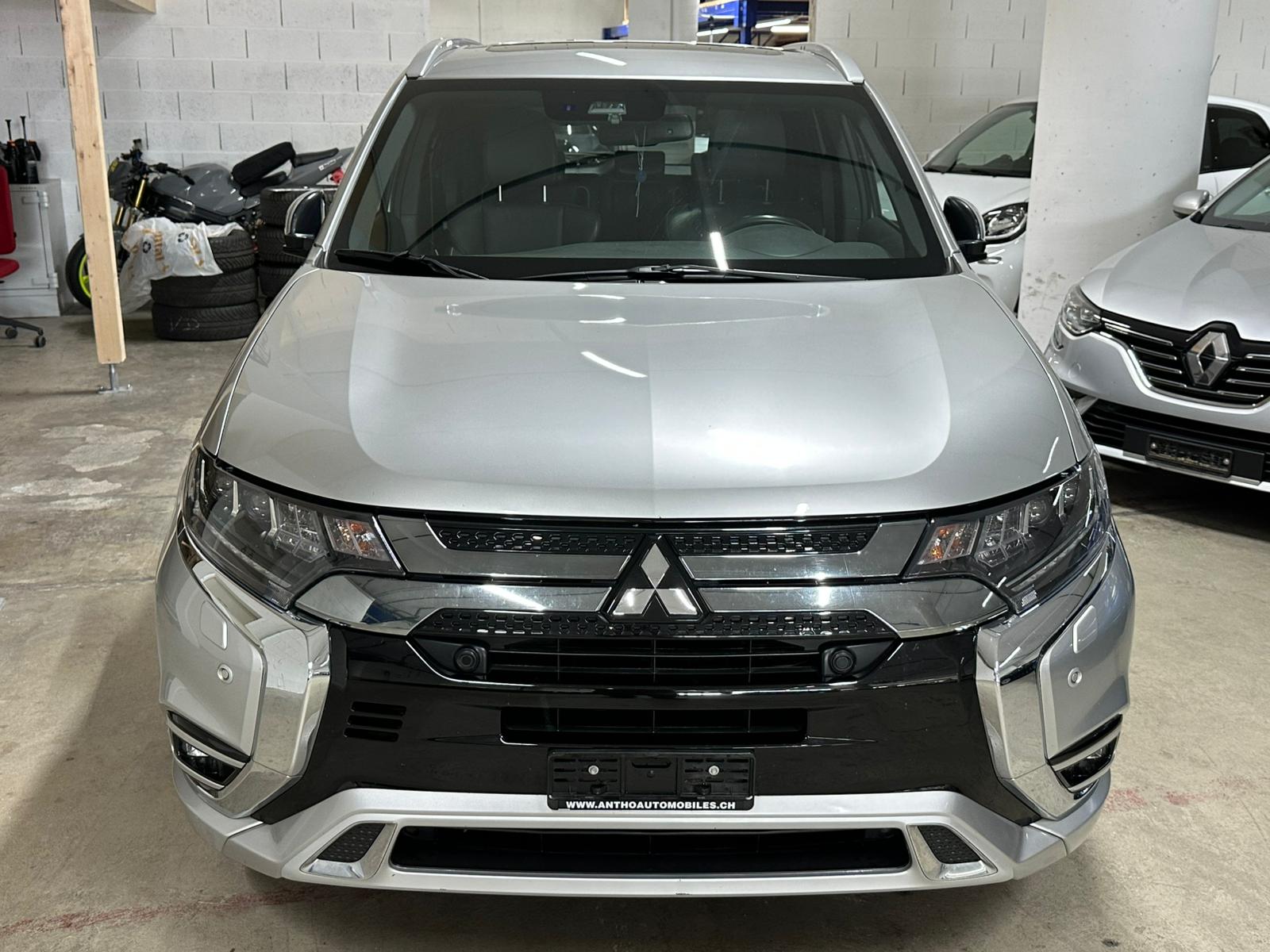 MITSUBISHI Outlander 2.4 PHEV Diamond 4WD Automatic-image-2