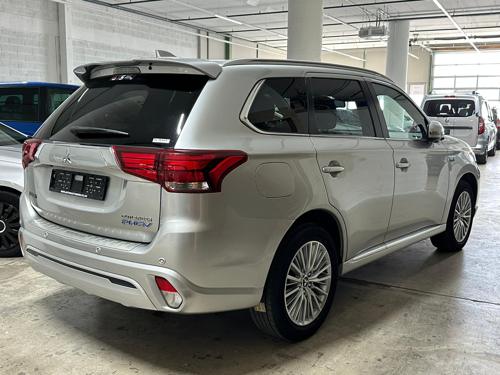 MITSUBISHI Outlander 2.4 PHEV Diamond 4WD Automatic-image-5