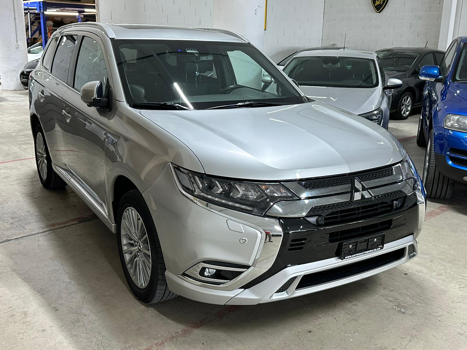 MITSUBISHI Outlander 2.4 PHEV Diamond 4WD Automatic-image-1