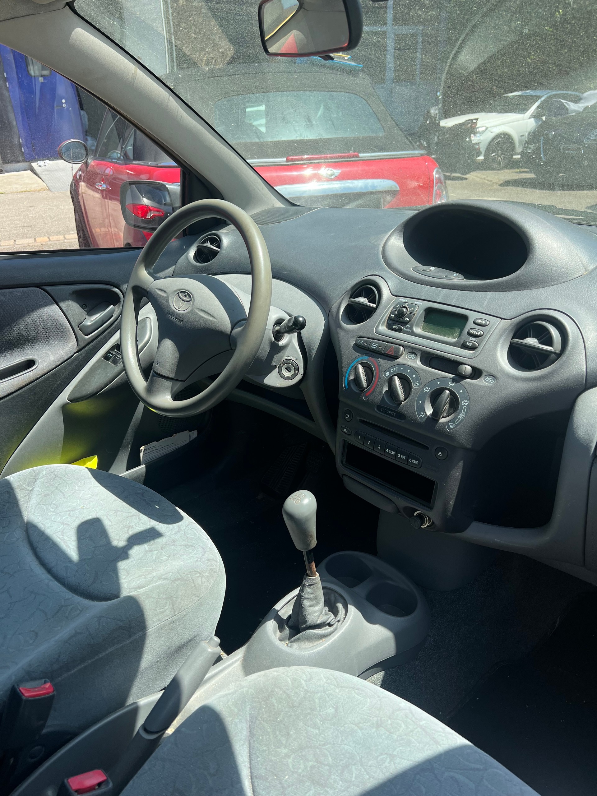 TOYOTA Yaris 1.0 Linea Terra-image-6