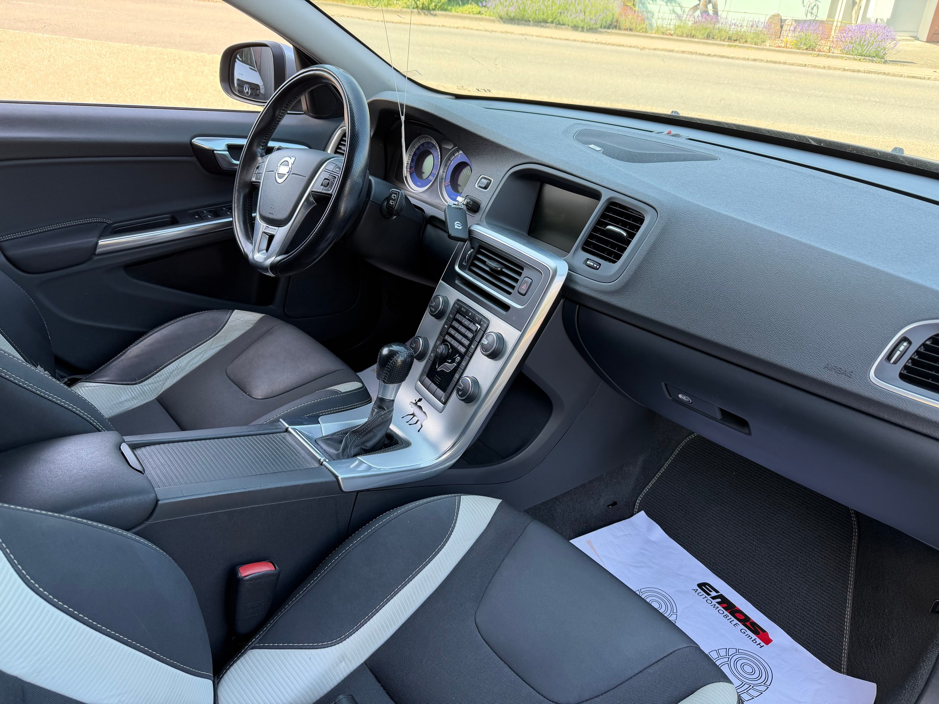 VOLVO V60 T5 R-Design-image-9