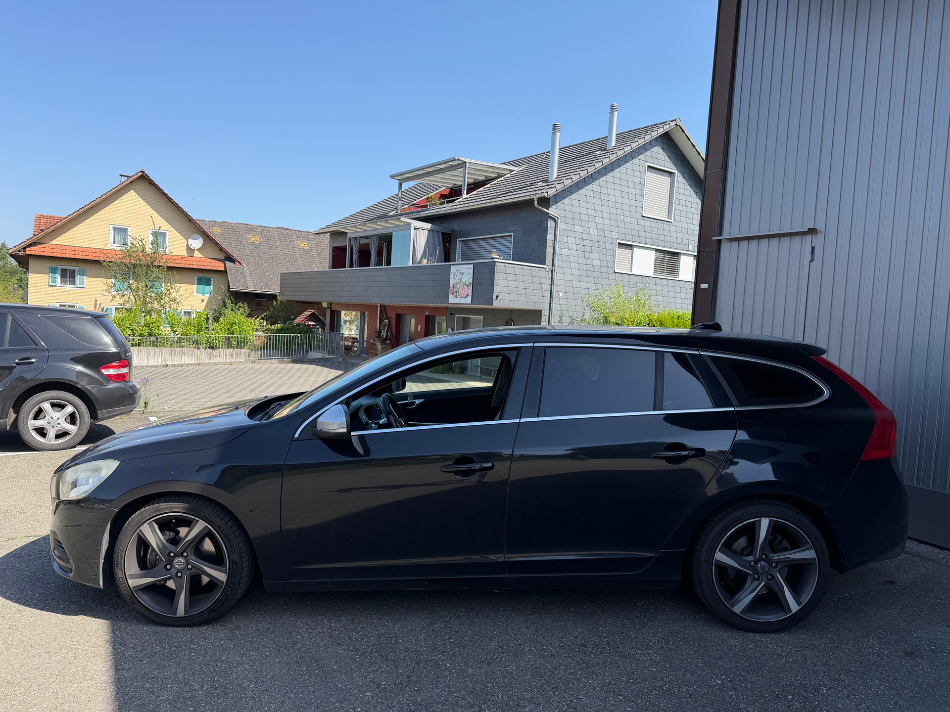 VOLVO V60 T5 R-Design-image-3