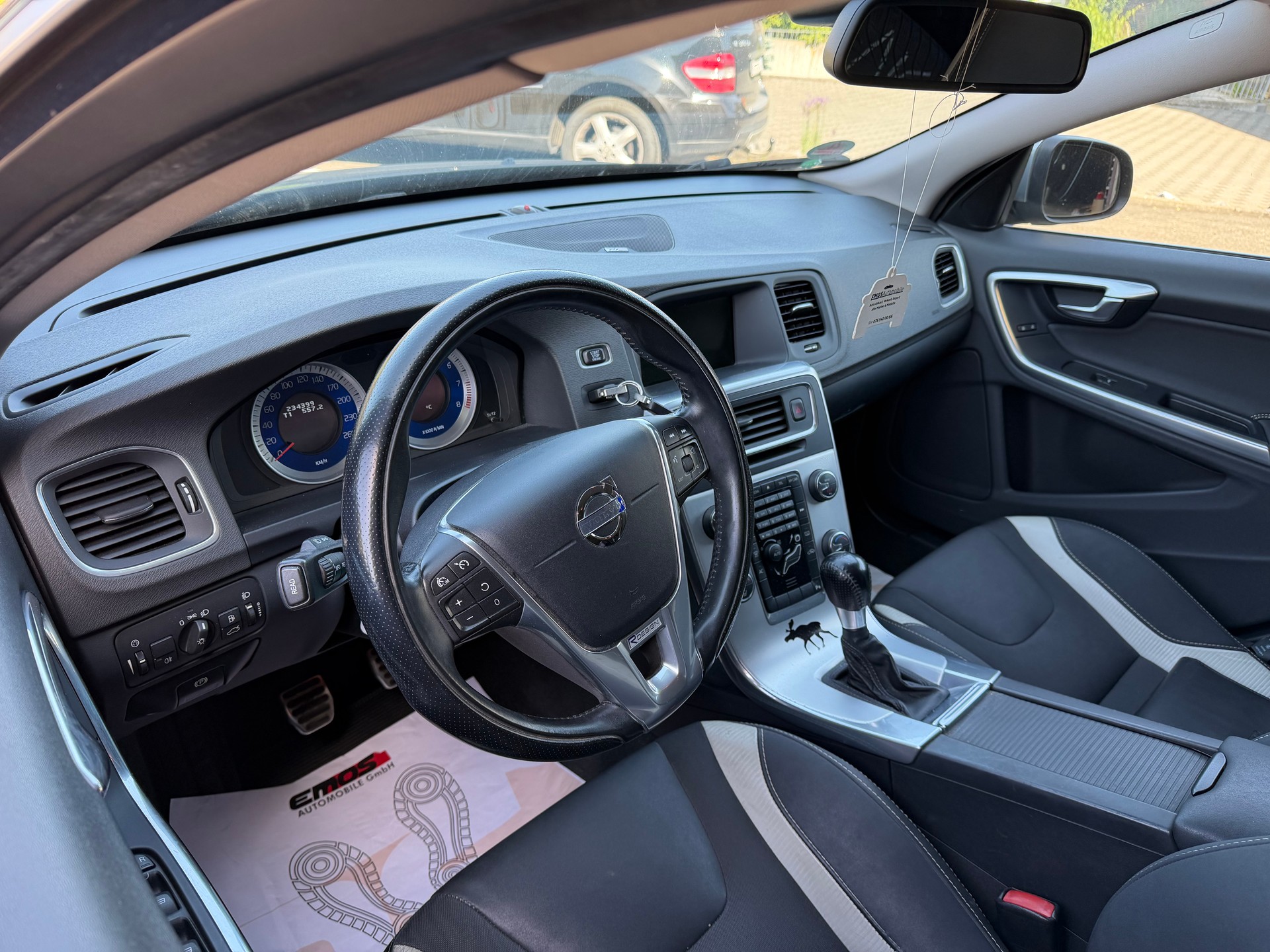 VOLVO V60 T5 R-Design-image-8