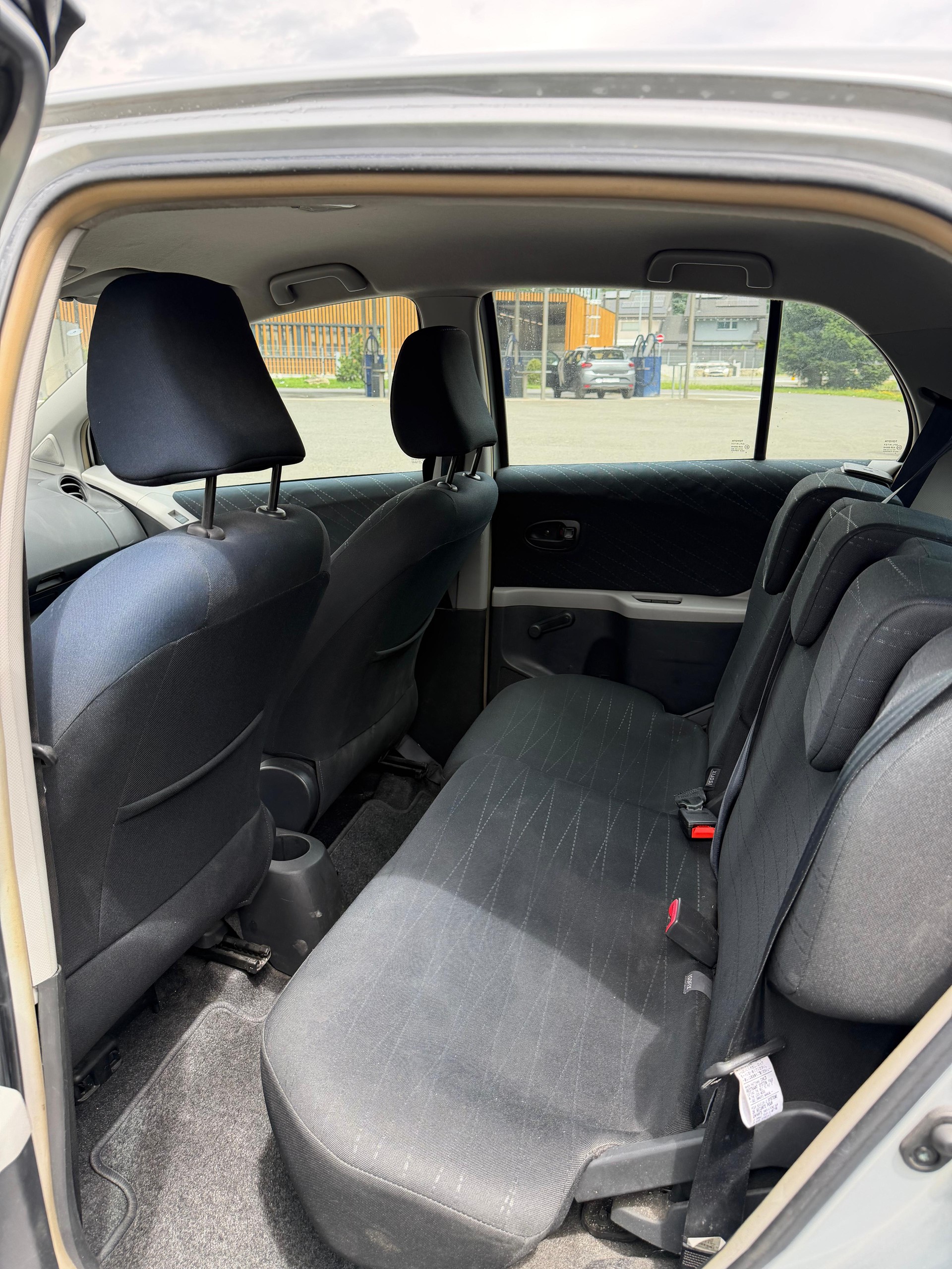 TOYOTA Yaris 1.3 Linea Sol-image-8