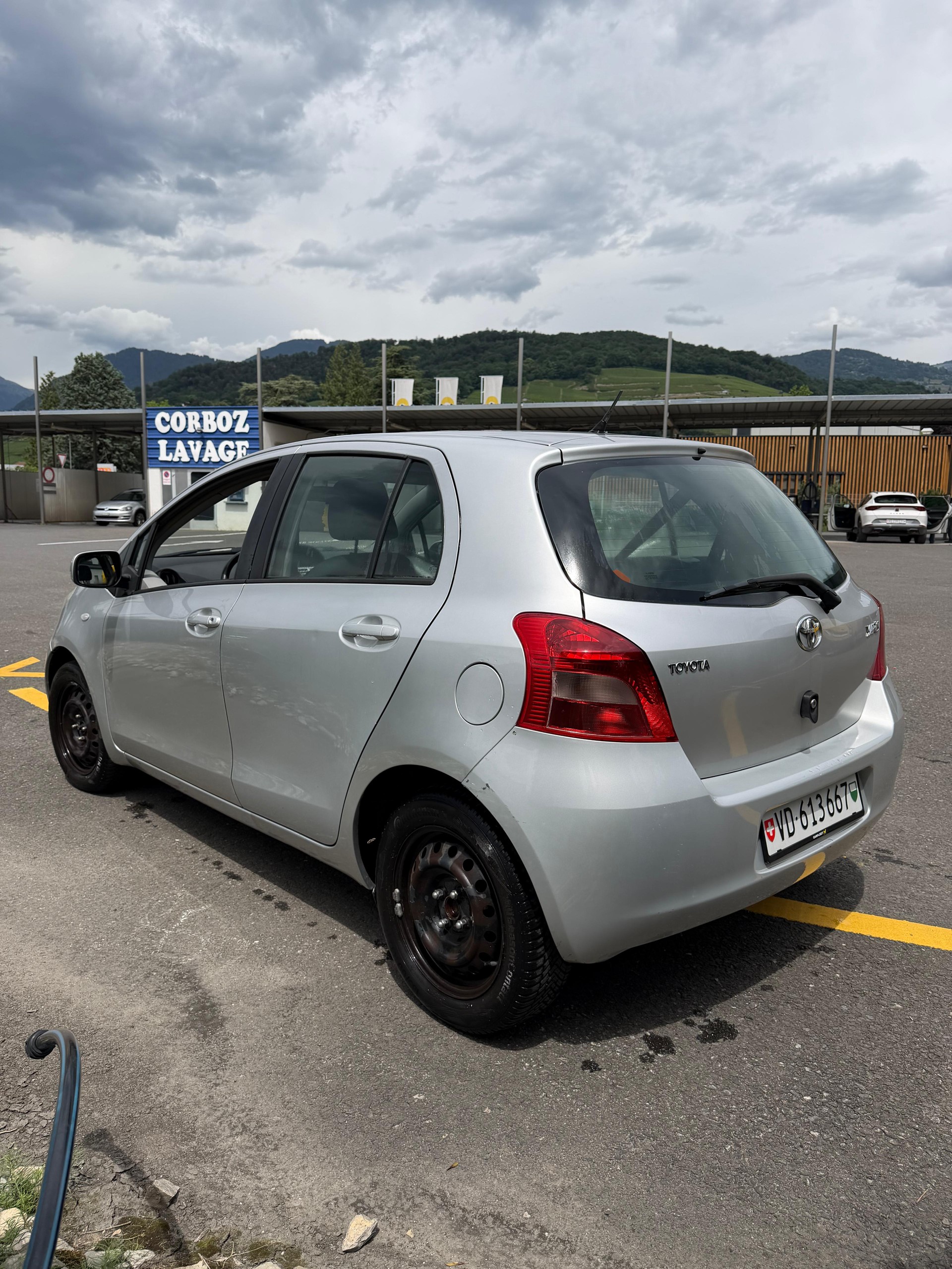 TOYOTA Yaris 1.3 Linea Sol-image-6