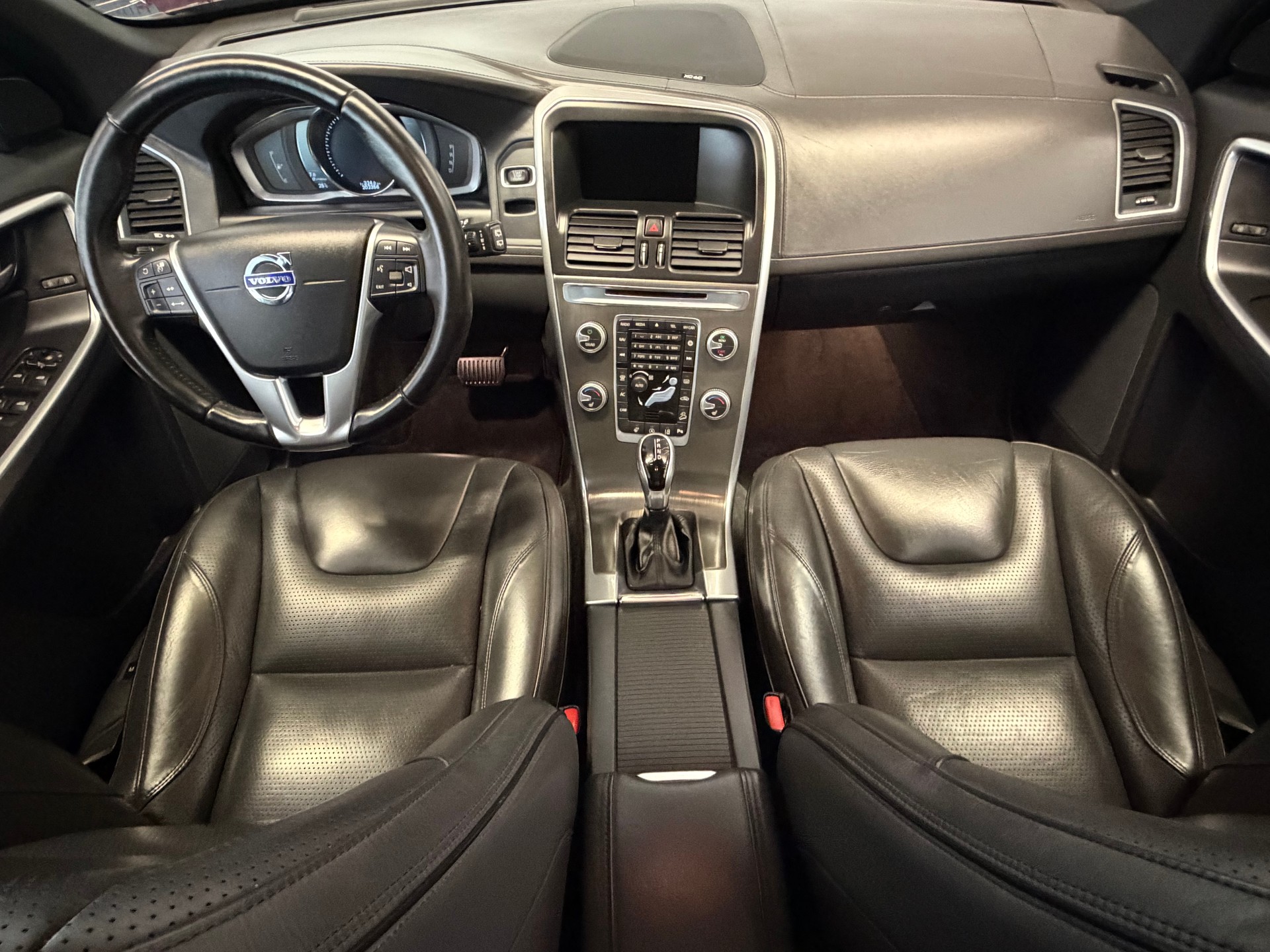 VOLVO XC60 D5 AWD Summum Geartronic-image-8