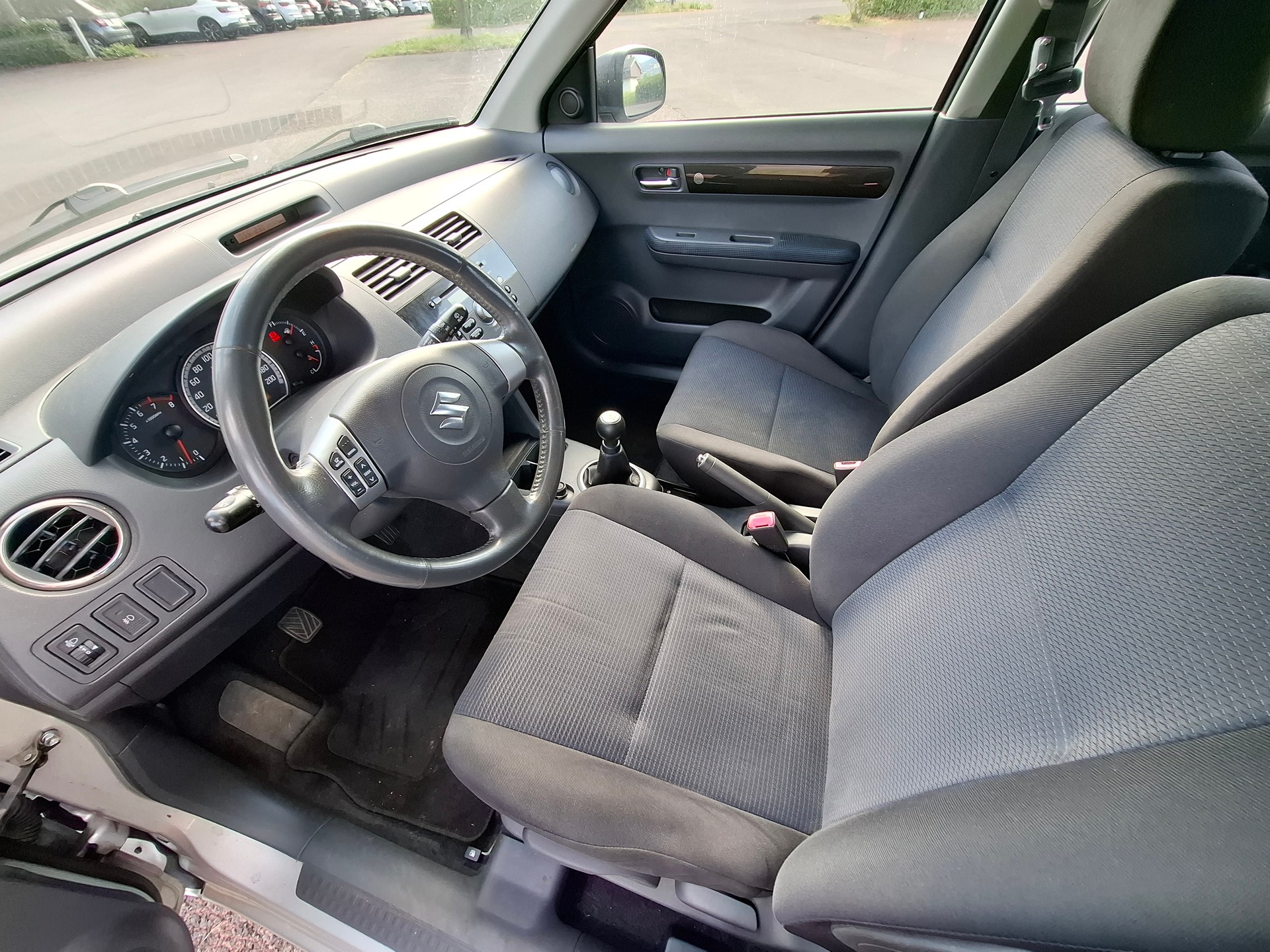 SUZUKI Swift 1.3i 16V GL 4x4-image-9