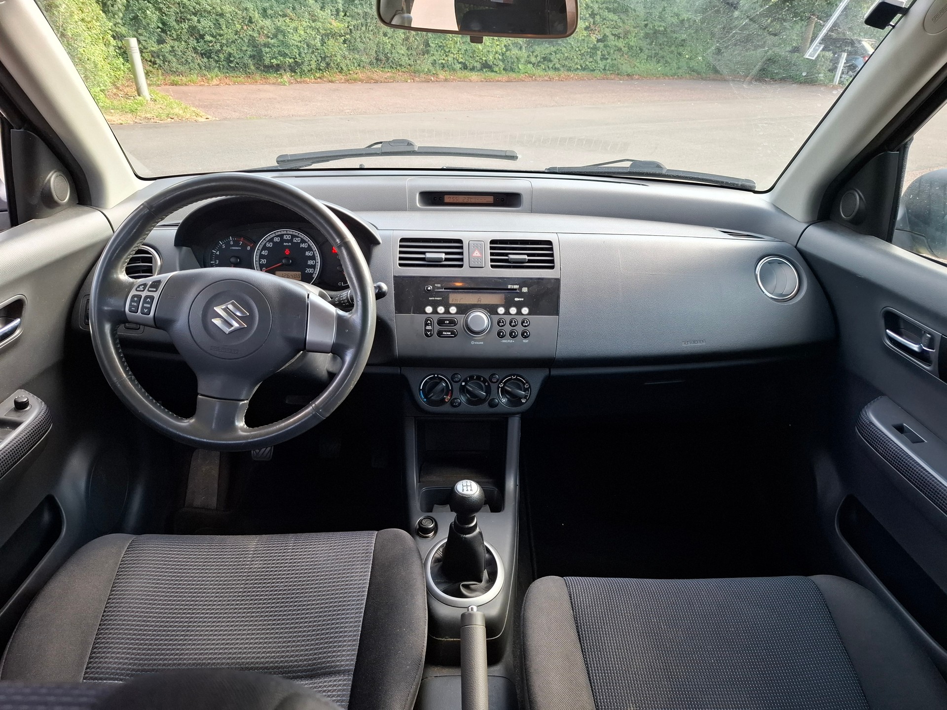 SUZUKI Swift 1.3i 16V GL 4x4-image-8