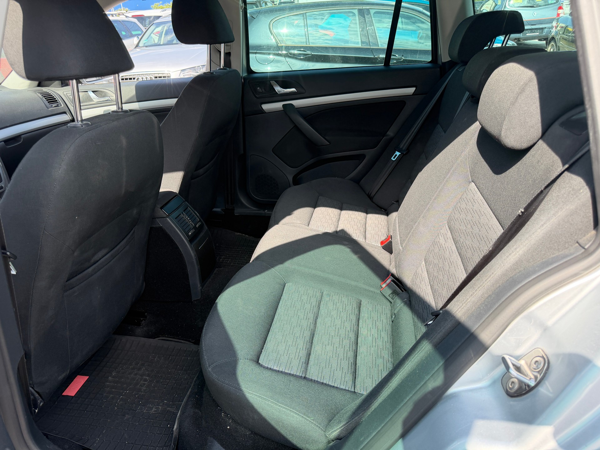 SKODA Octavia Combi 1.6 TDI Elegance-image-8