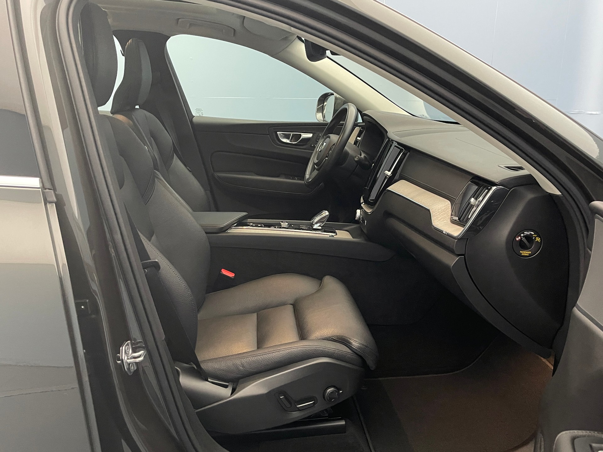 VOLVO XC60 2.0 T6 TE Inscription eAWD-image-8