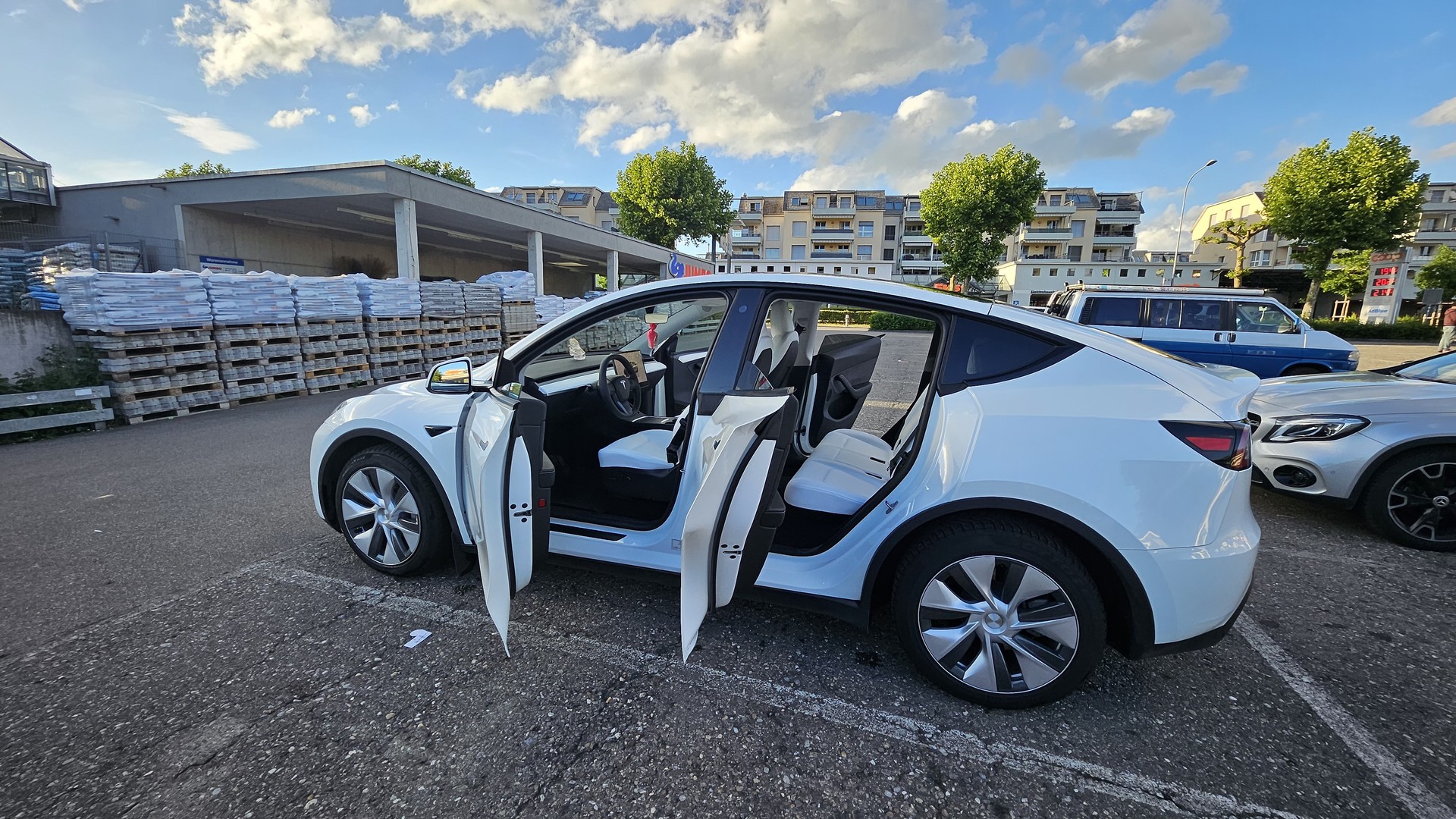 TESLA Long Range AWD-image-13
