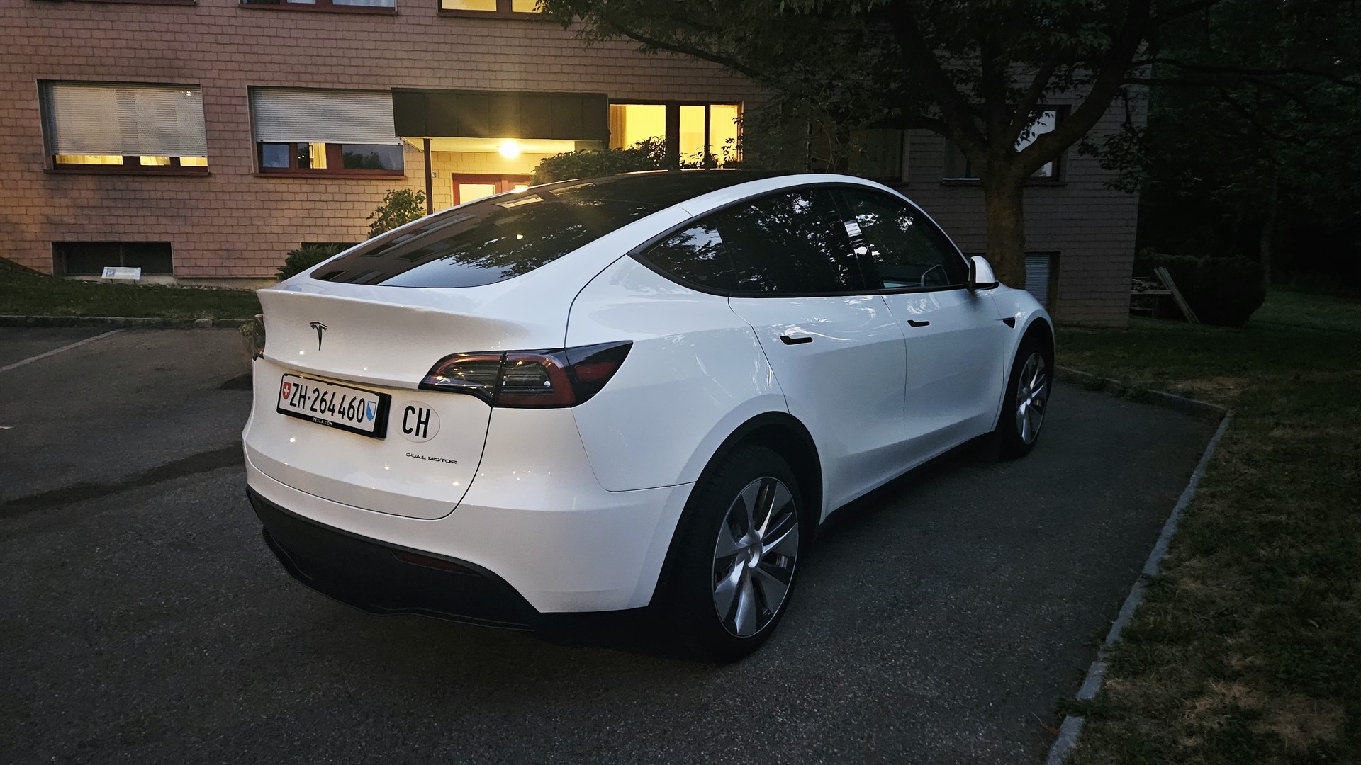 TESLA Long Range AWD-image-4