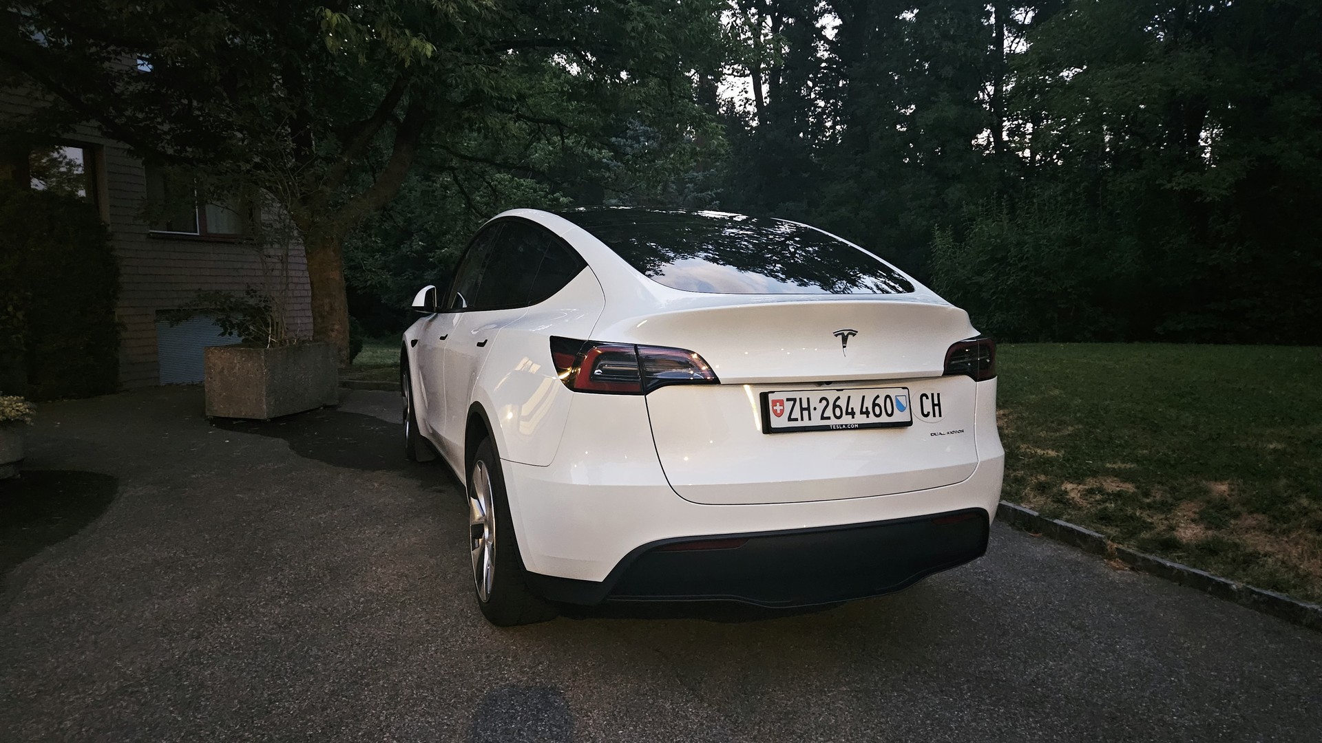 TESLA Long Range AWD-image-3